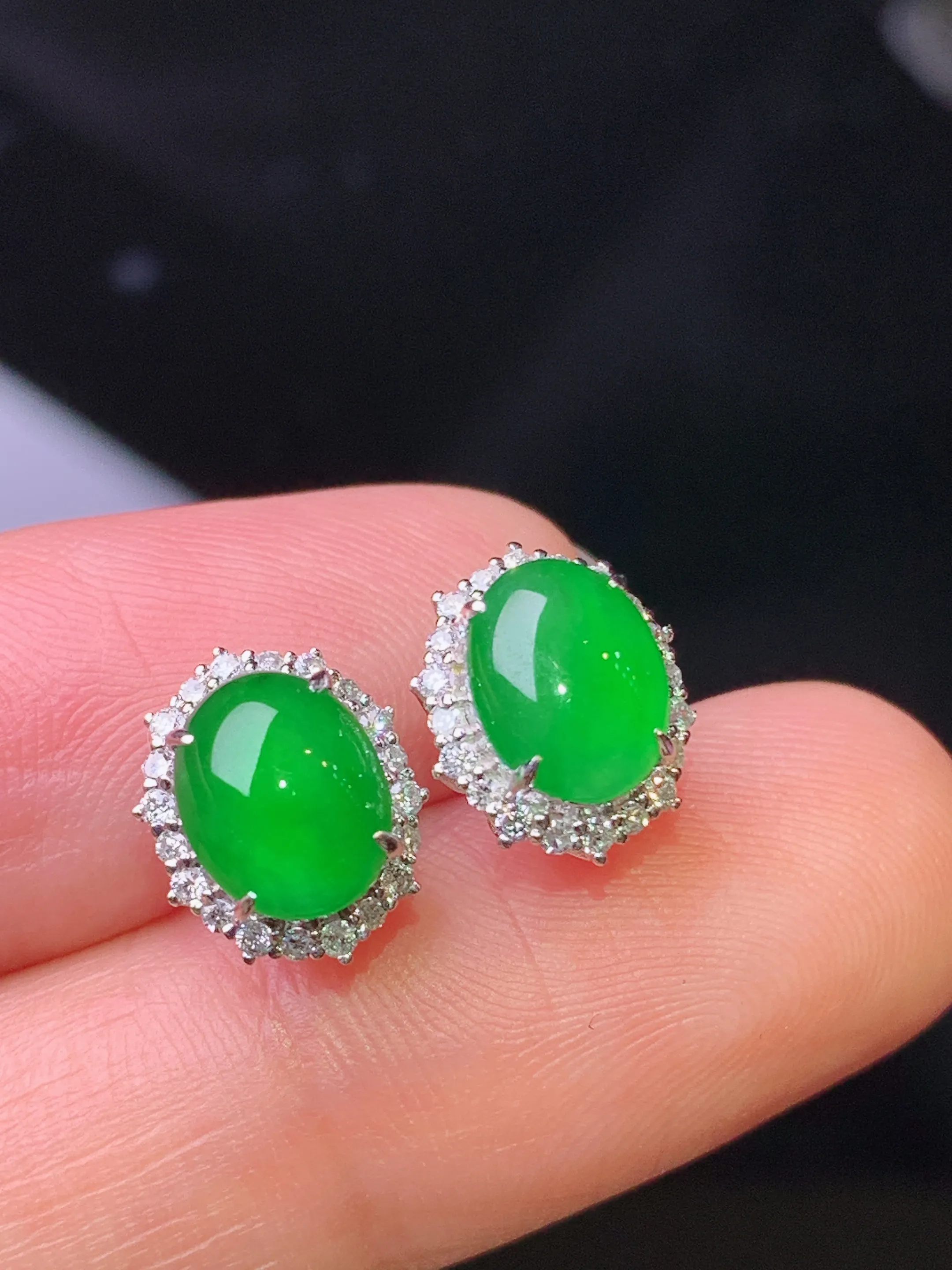 18k金钻镶嵌满绿蛋面耳钉 玉质细腻 水润亮眼 色泽艳丽 整体尺寸10.5*8.5*6.5