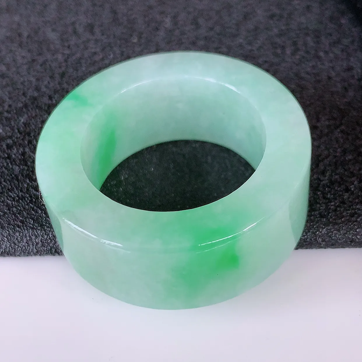 自然光实拍，22.2mm内径冰飘绿翡翠扳指，冰润指环，玉扳指，戒指，财源滚滚，玉质细腻起胶， 28圈