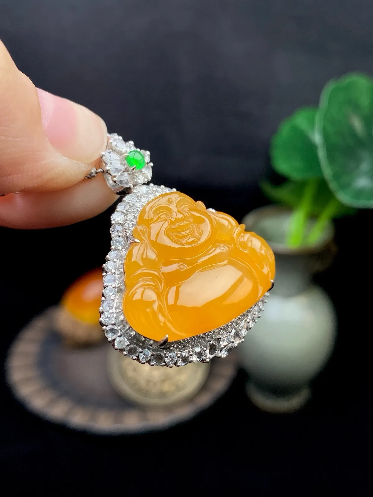 【冰种黄翡佛公】质地细腻，工艺很好，饱满圆润，笑口常开，18k金钻镶嵌，裸石尺寸18.8*25*2.