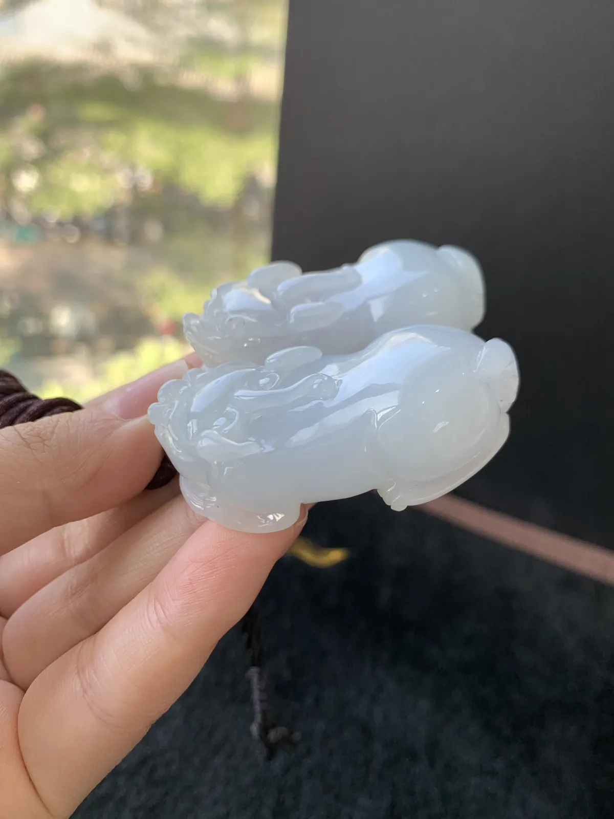 自然光实拍，翡翠A货大貔貅一对，玉质非常细腻，奶fufu的质感。尺寸48*23*15.5/49*24*15.5。招财利器，形态周正，最大吃四方，屁股饱满财运拉满。