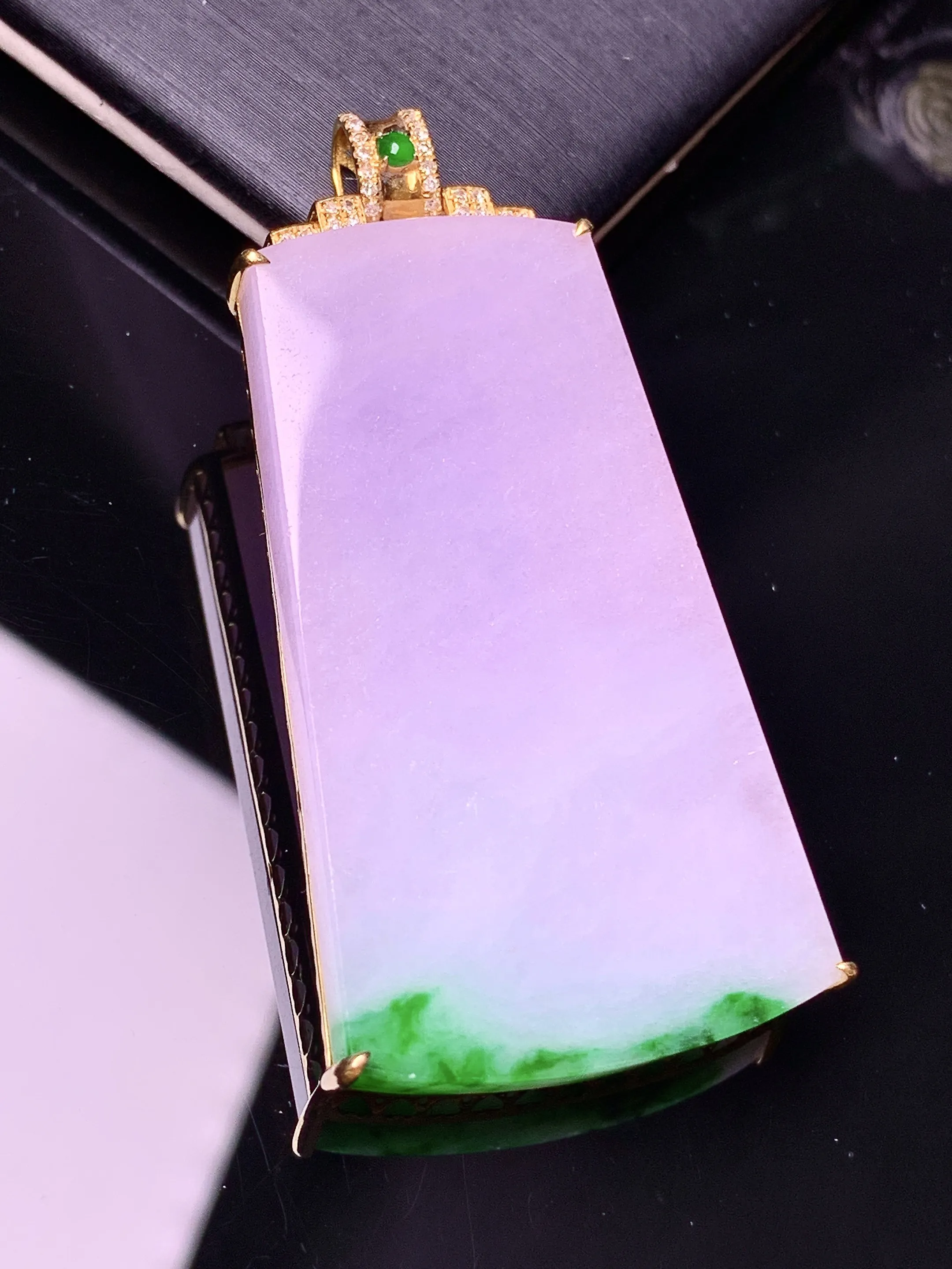 18k金钻镶嵌淡紫罗兰飘绿无事牌吊坠 玉质细腻 水润亮眼 色泽艳丽 整体尺寸53*25*6.5