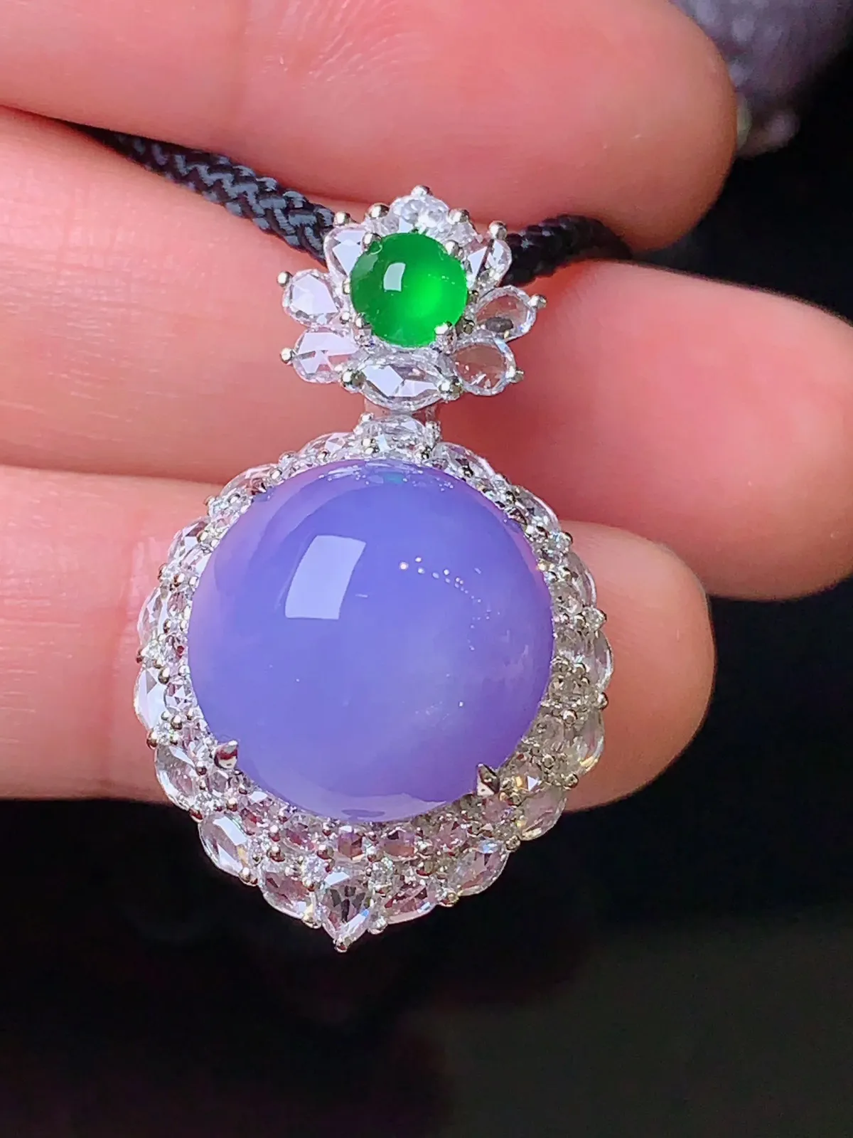 18k金钻镶嵌紫罗兰蛋面吊坠 玉质细腻 色泽清新艳丽 整体尺寸30*18*13.6