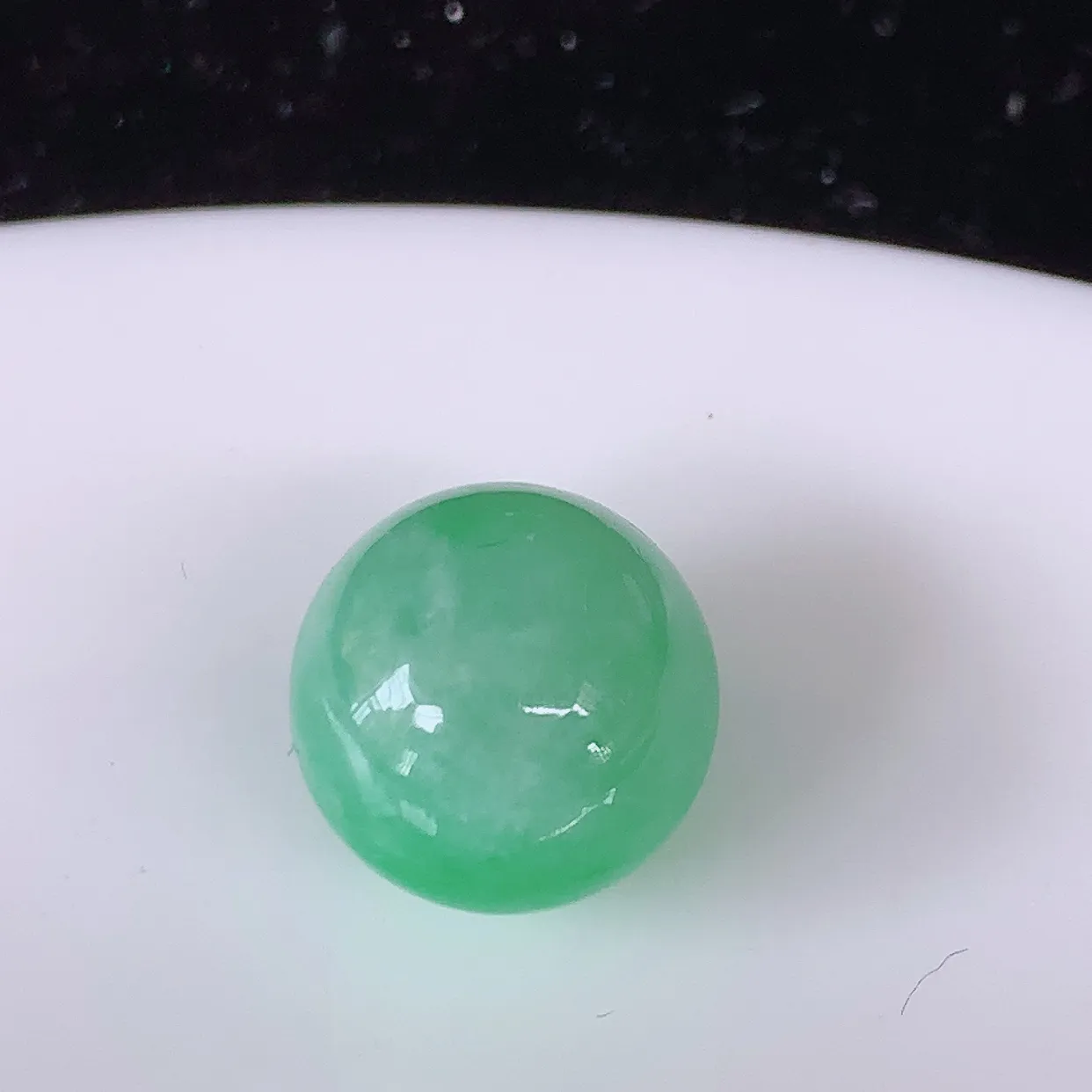 自然光实拍，冰飘绿翡翠圆珠、转运珠吊坠，寓意“时来运转，财源滚滚” 寓意佳，荧光灼灼，转运珠佩戴时尚优雅！#05.9尺寸12