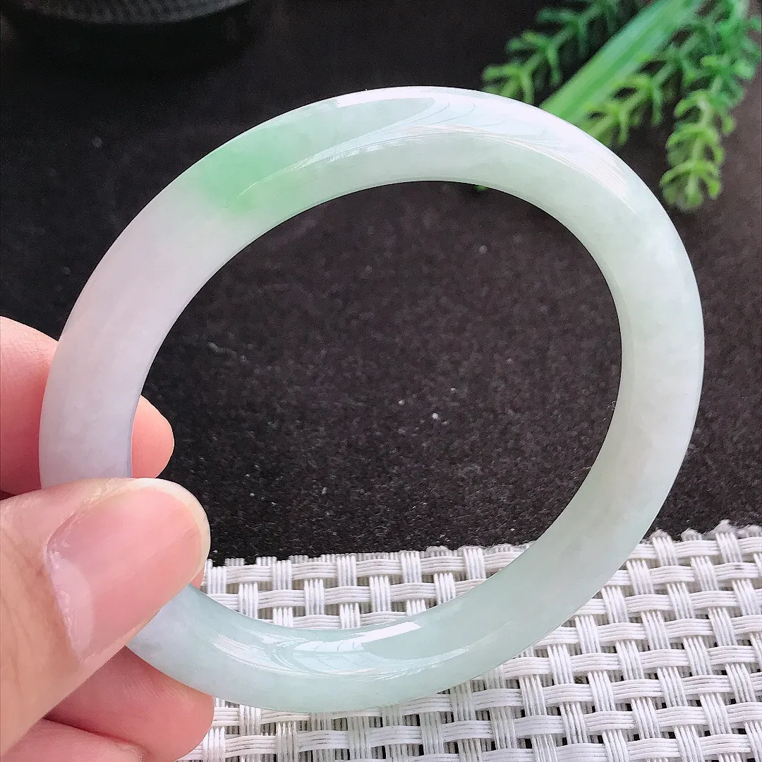 天然A货翡翠55/9/8.8老坑秀气冰润飘绿圆条手镯玉镯