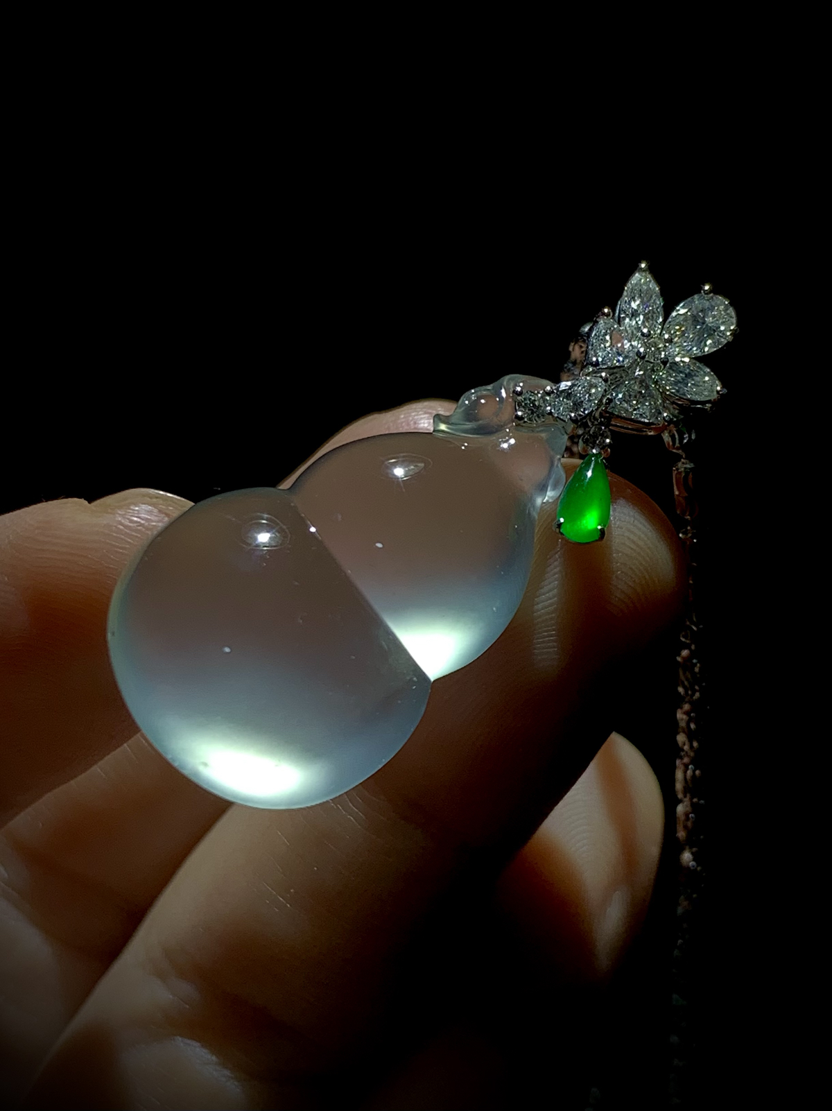 【镶嵌新品】
高品质玻璃种葫芦，40.5-裸石30.2-18-8.5mm，
18K金，南非钻，翡翠绿水滴，8.88g，