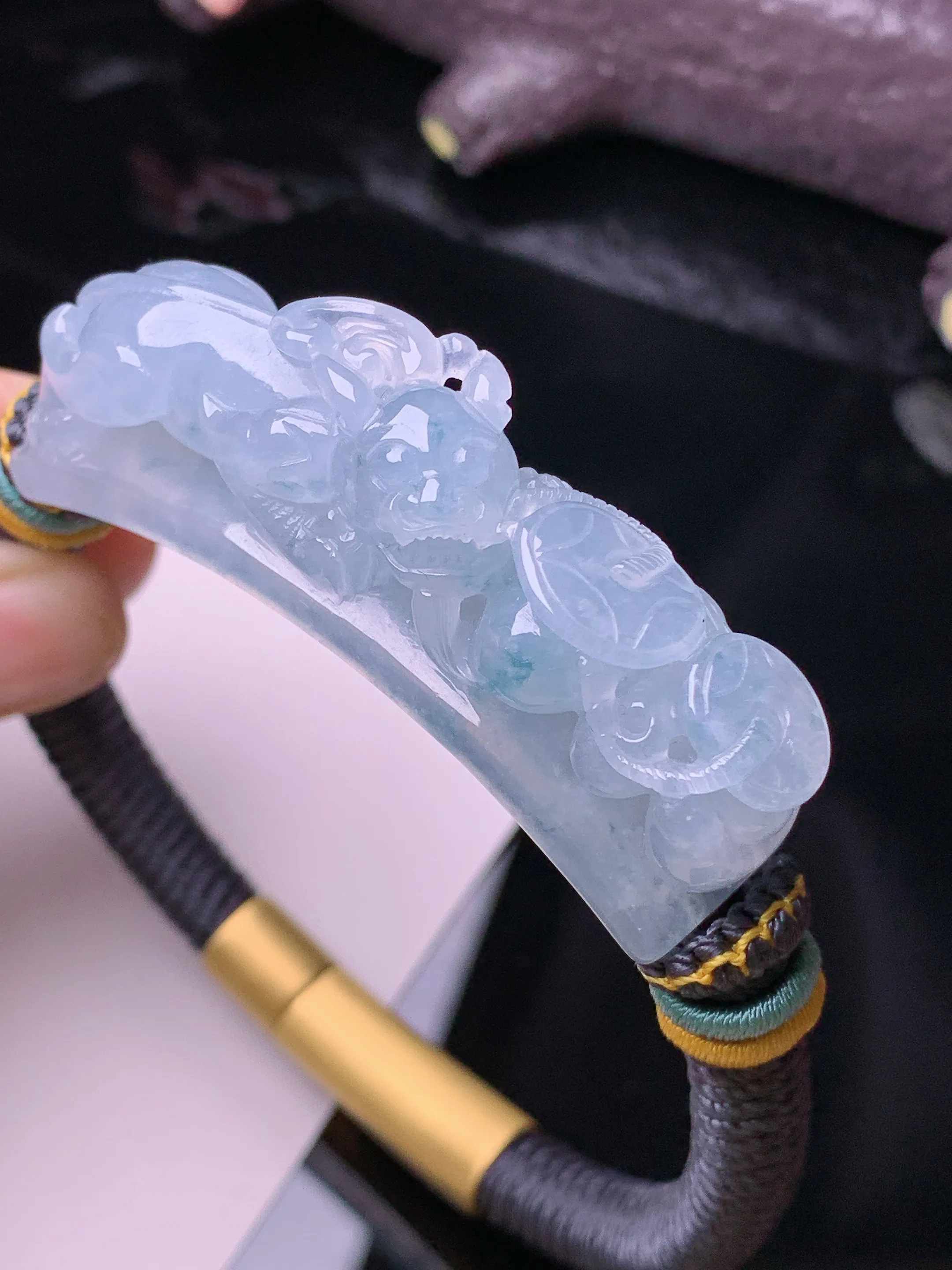 飘绿貔貅手牌 玉质细腻 水润亮眼 色泽艳丽 整体尺寸51.8*12.3*15.8