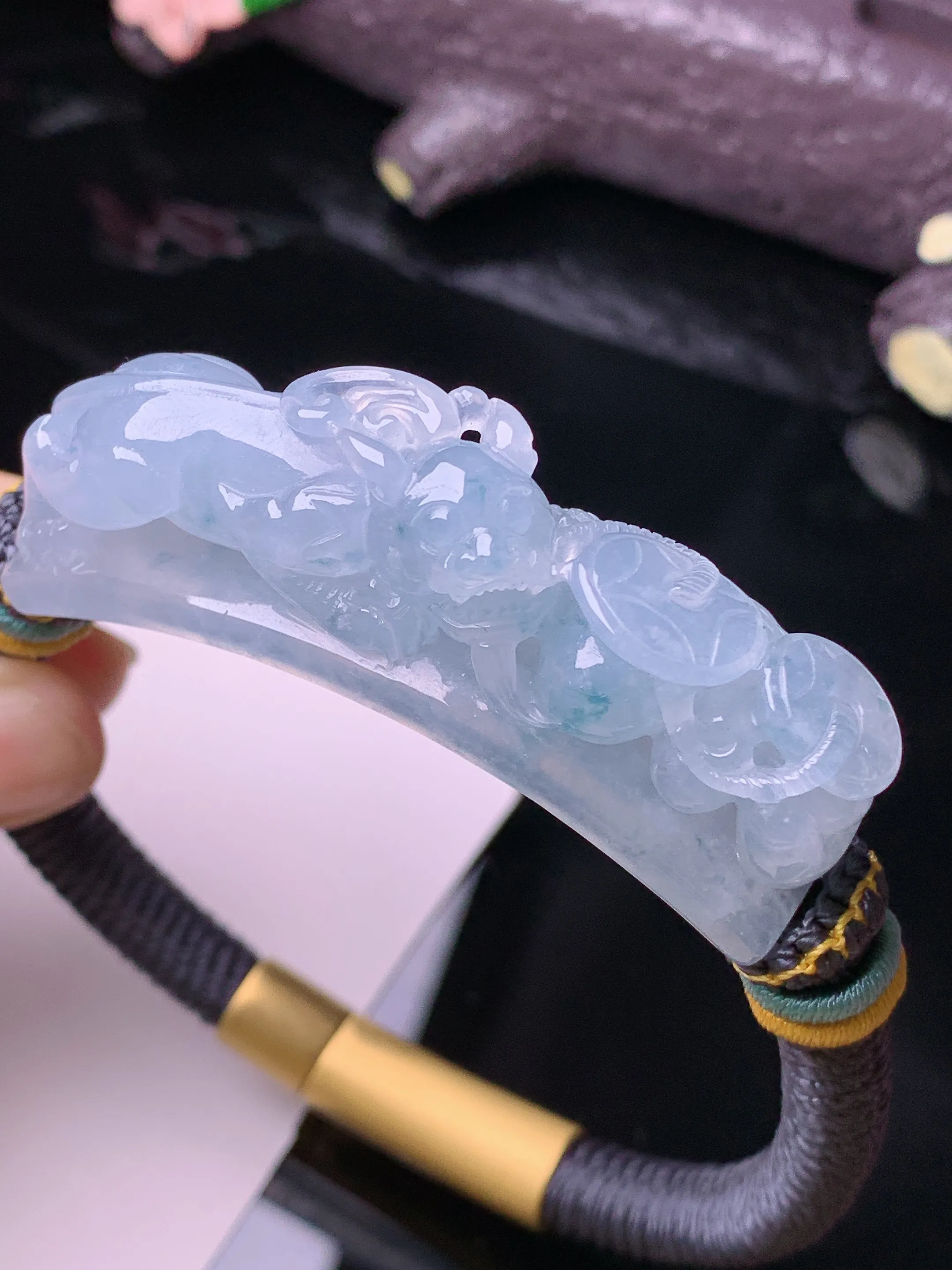 飘绿貔貅手牌 玉质细腻 水润亮眼 色泽艳丽 整体尺寸51.8*12.3*15.8