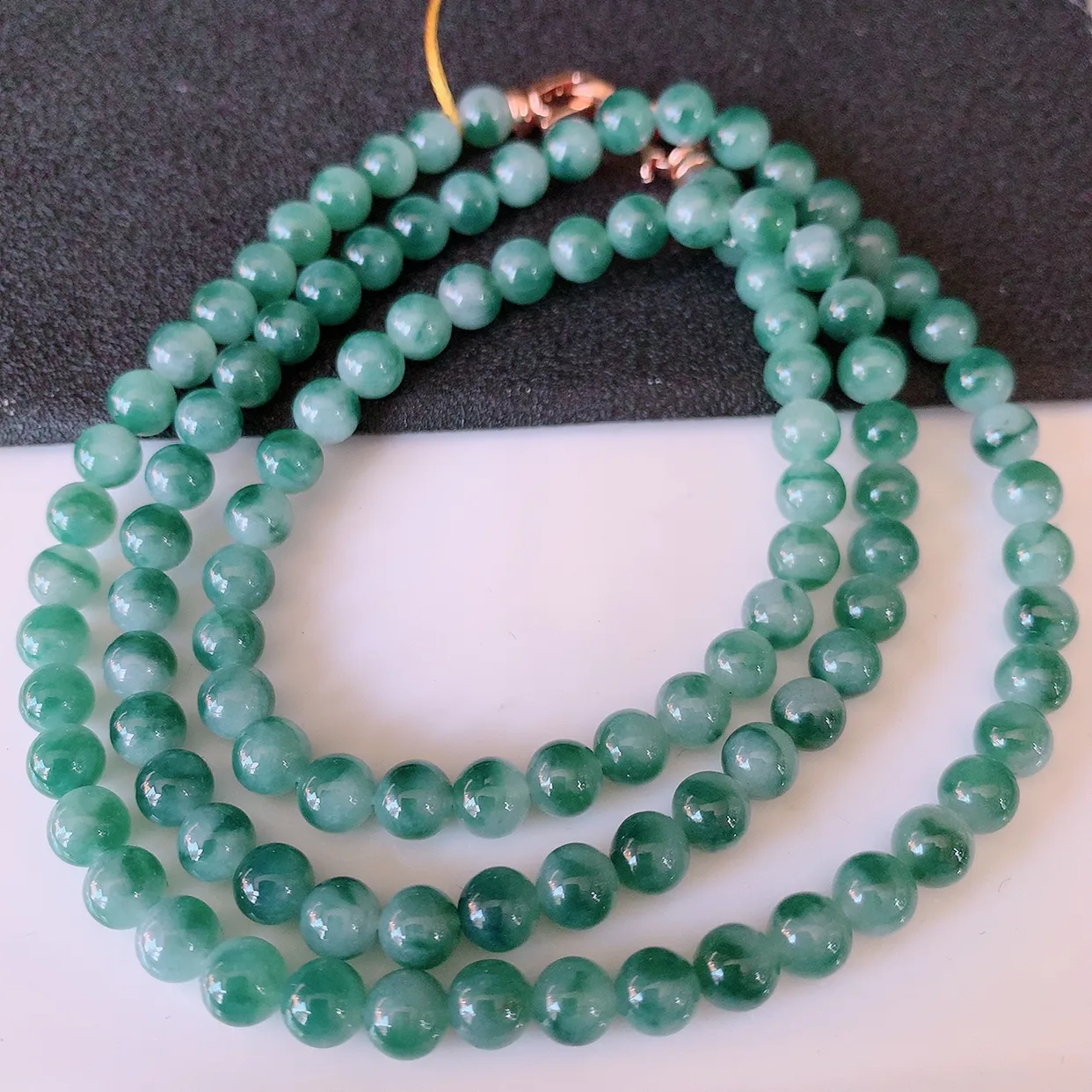 自然光实拍，冰飘花翡翠圆珠项链  翡翠珠链 （装饰扣）玉质细腻  冰清玉润  颜色漂亮  #001.1取一尺寸5.8mm