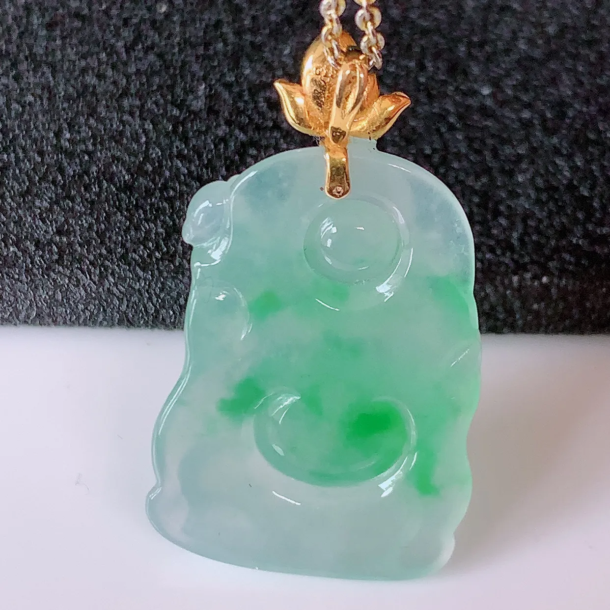 18K金镶嵌冰种飘绿翡翠逍遥布袋佛吊坠， 代代有钱，水足丰盈，盈满欢喜，配戴送礼佳品！#1.9整体32.5裸石26*18.8*5.8