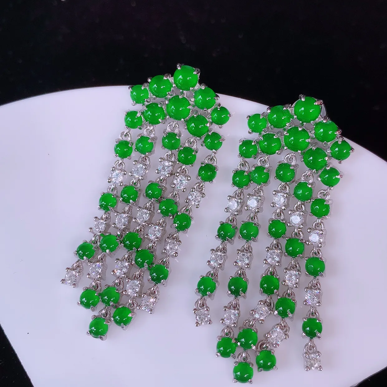 冰透满绿翡翠925银镶嵌耳坠，自然光实拍，翠色灵动，颜色漂亮，种老水足，品相佳，佩戴佳品！#97.9整体47*17*13.5取一裸石3.5*3.5