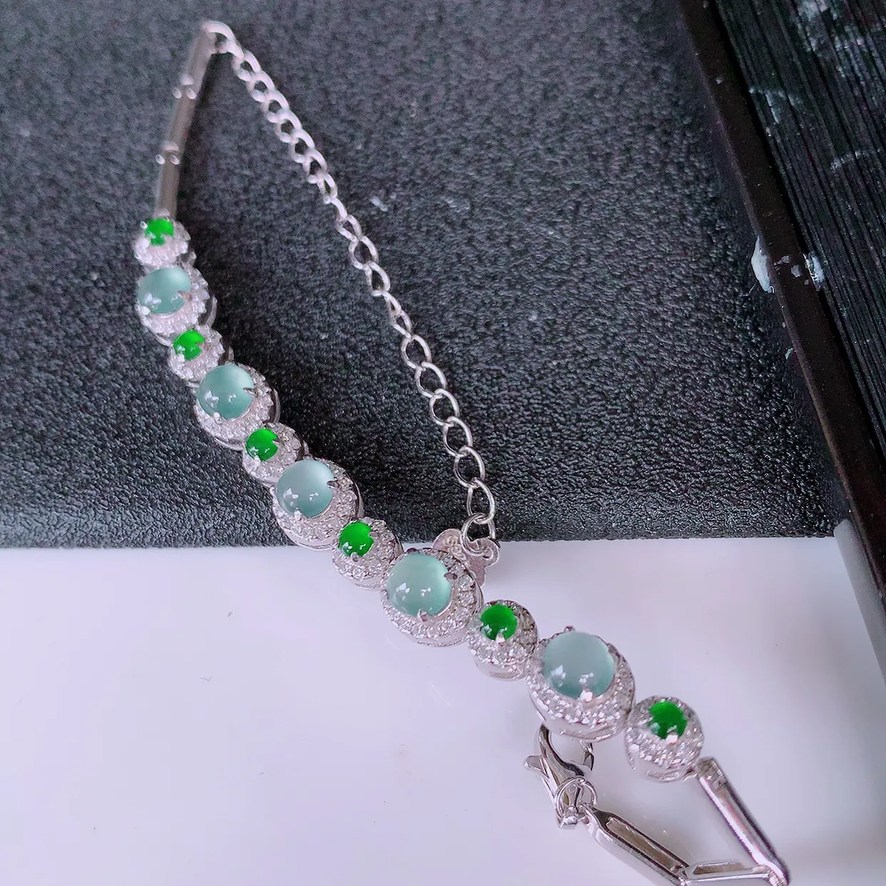 冰透满绿翡翠925银镶嵌手链，自然光实拍，翠色灵动，颜色漂亮，种老水足，品相佳，佩戴佳品！#97.9取一整体6.5*7.5*6.2裸石4.5*4.5