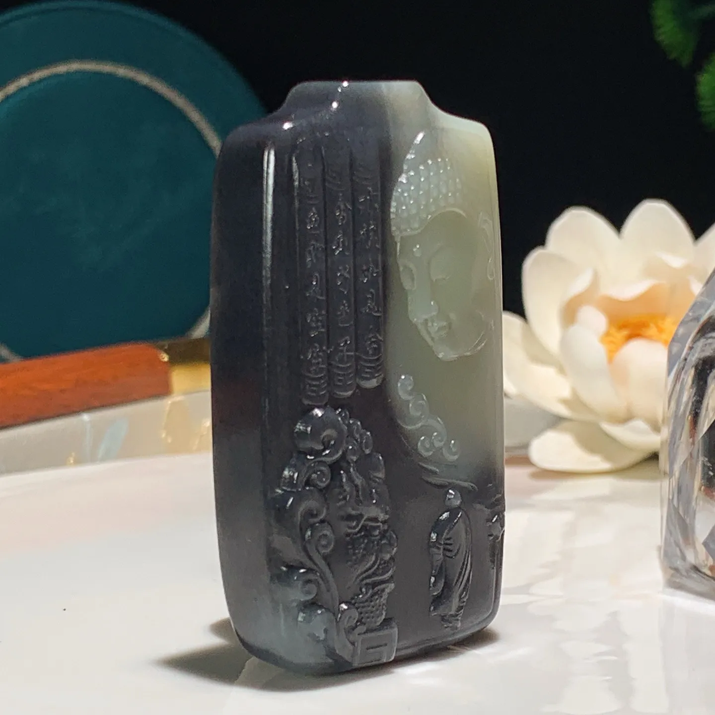 新疆和田玉青花大日如来头牌子挂件。尺寸62/34/12重66克。玉质细腻油润。手推出油。佩戴高端典雅。lt251210