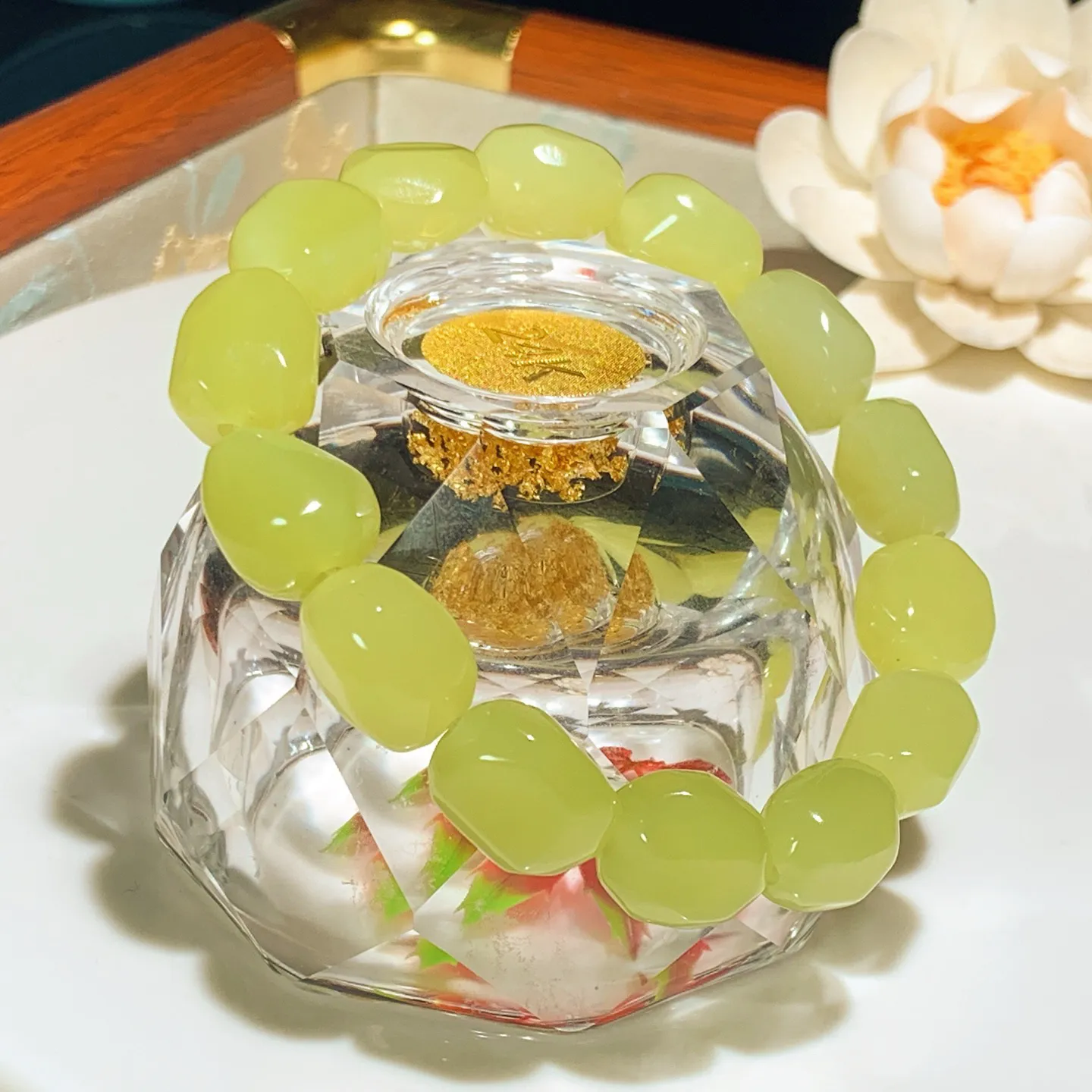 新疆和田玉若羌黄口料原石手串。单颗尺寸12/11/9重36克。玉质细腻油润。手推出油。佩戴高端典雅。lt251210