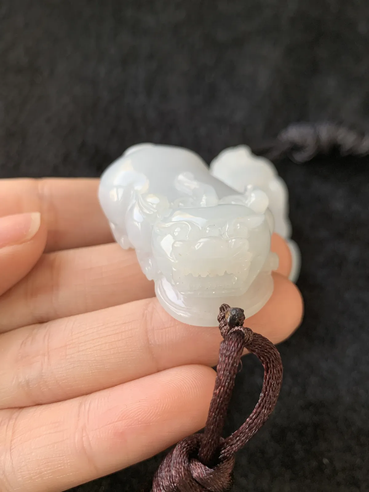 自然光实拍，翡翠A货大貔貅一对，玉质非常细腻，奶fufu的质感。尺寸48*23*15.5/49*24*15.5。招财利器，形态周正，最大吃四方，屁股饱满财运拉满。