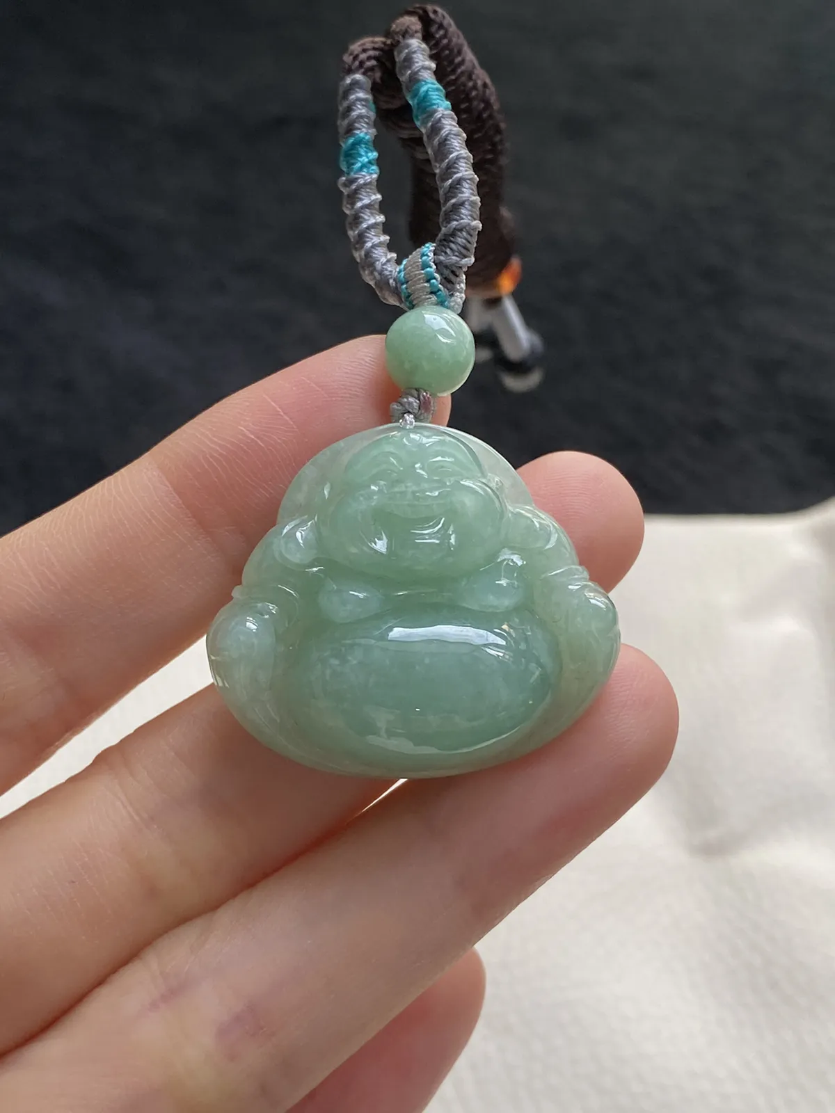 翡翠糯化种浅绿色吊坠，配珠未测