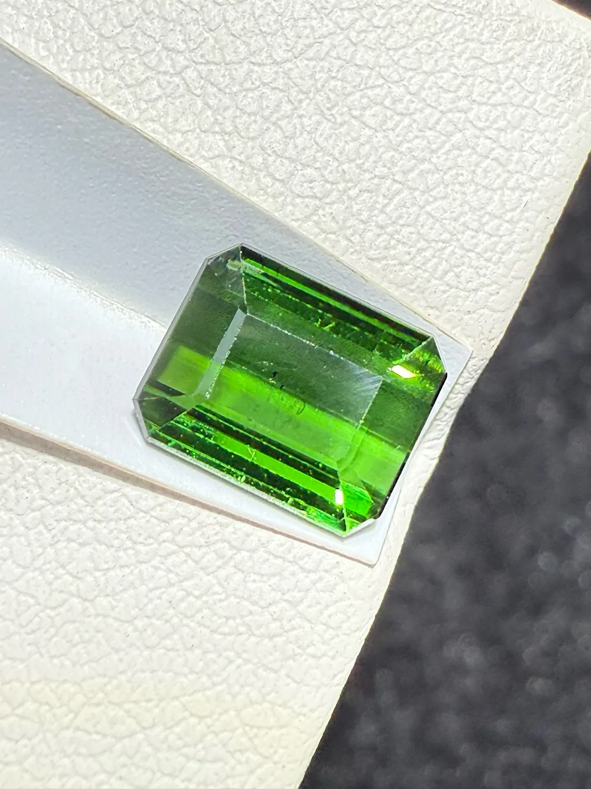 【高端珠宝】天然极美绿碧玺裸石
重量: 2.14ct  规格: 8.2*6.7*3.7毫米
精湛切工，满身火彩
台面大，实物更美，可以代镶嵌设计。