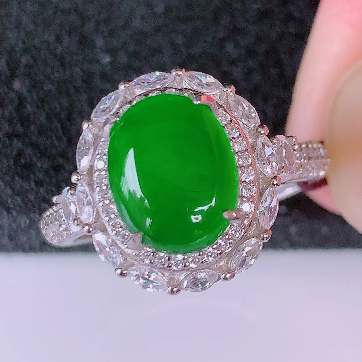 冰透满绿翡翠925银镶嵌戒指，自然光实拍，翠色灵动，颜色漂亮，种老水足，品相佳，佩戴佳品！#97.9（圈口可调大小）整体~26*17.5*7.5裸石10*8