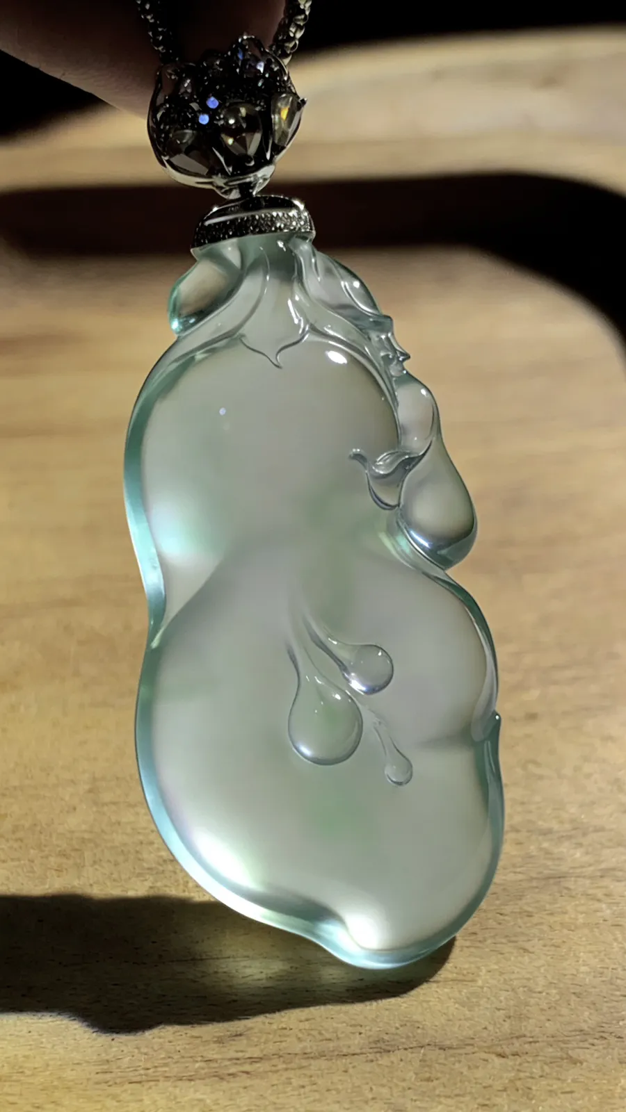 【兰心含芳·玉兰花】。德镔玉雕艺术作品，
玉质质地清透似寒冰，莹润光泽藏不住的温润，随形雕琢的线条婉转灵动，方寸间揽尽翡翠的万般风情。作品52.5裸石43-22-8mm，
18K金，南非钻，13.9g，