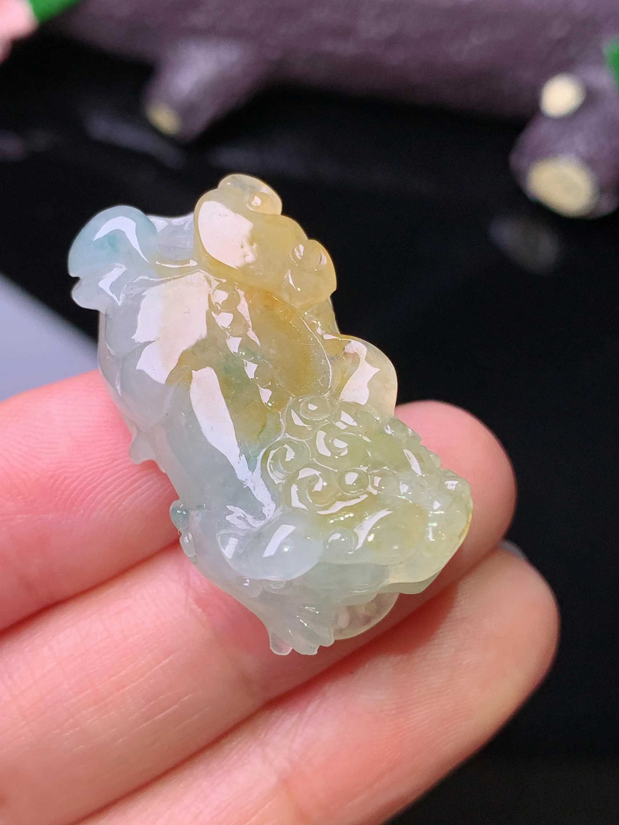 飘黄翡貔貅吊坠 玉质细腻 水润亮眼 色泽艳丽 整体尺寸33*15.5*12.5