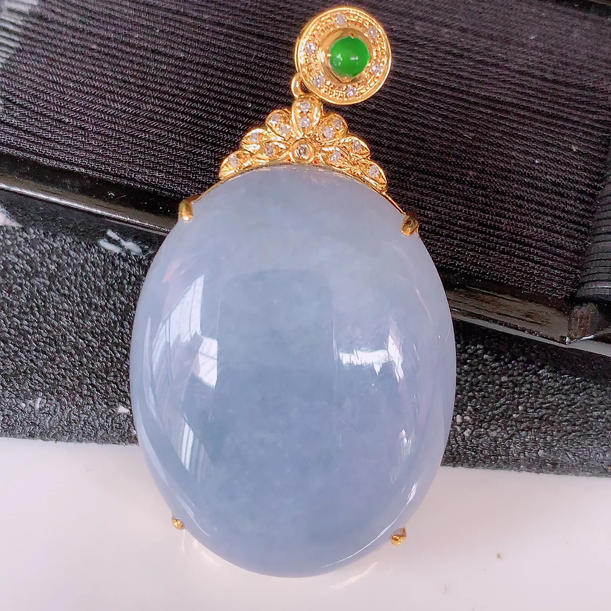 自然光实拍，18K金镶嵌大颗紫罗兰翡翠蛋面吊坠，鸽子蛋面，紫罗兰时‮大尚‬方，款式经典，紫罗兰，佩戴优雅高贵上档次！#00.9尺寸41.8*23*9.5裸石30*23