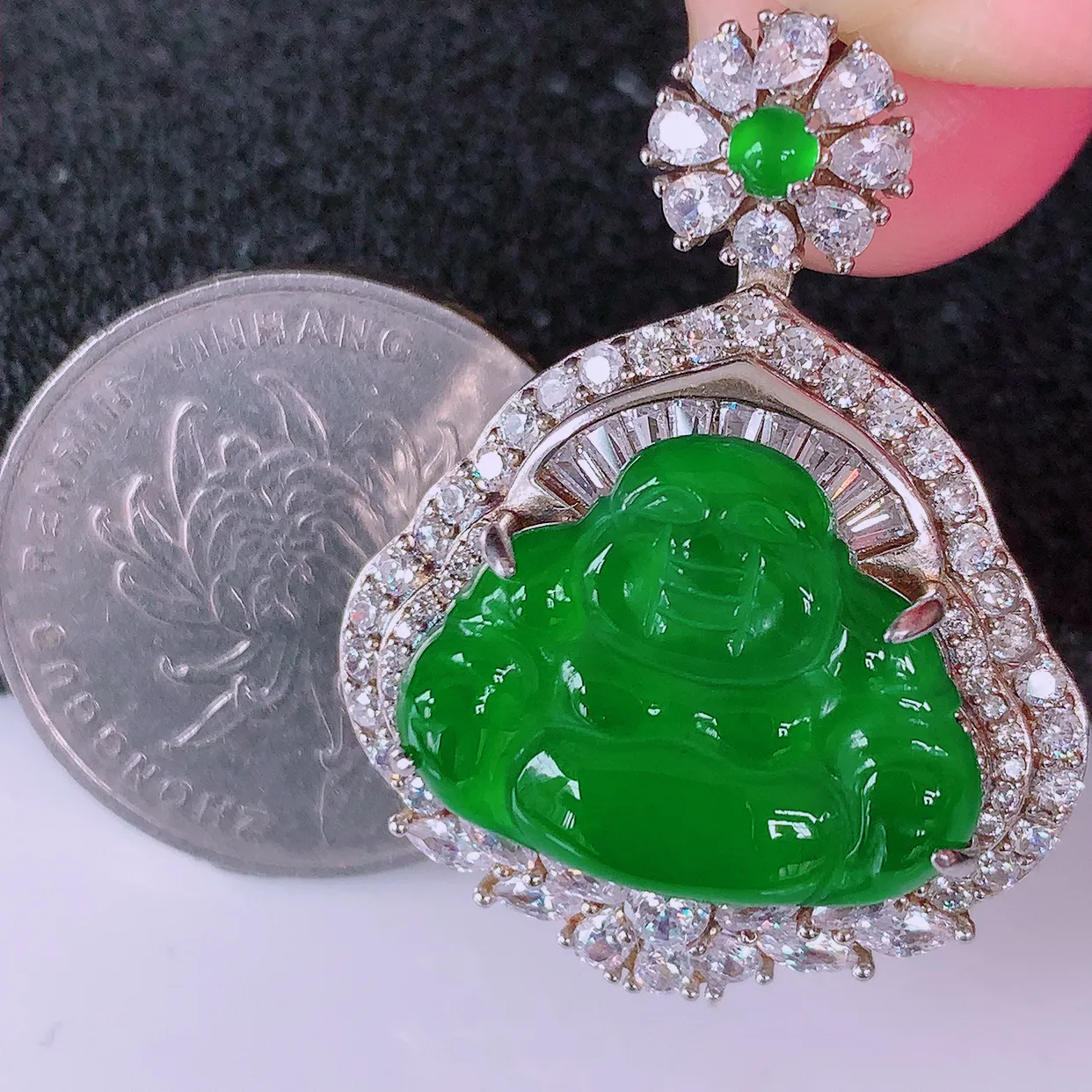 冰透满绿翡翠925银镶嵌佛公吊坠，自然光实拍，翠色灵动，颜色漂亮，种老水足，品相佳，佩戴佳品！#97.9整体34.2*26.5*13 裸石20*15.5