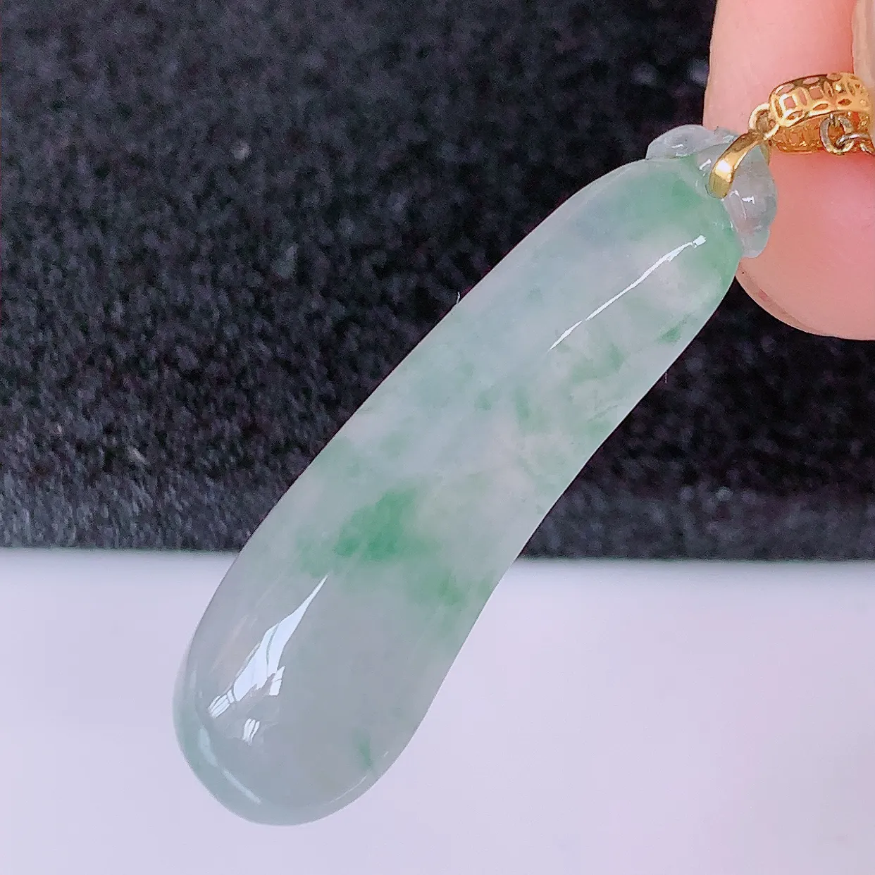 18K金镶嵌冰种飘花翡翠招财福瓜吊坠，精美饱满福瓜，种水足，形态圆润饱满，福相十足 ！#1.9