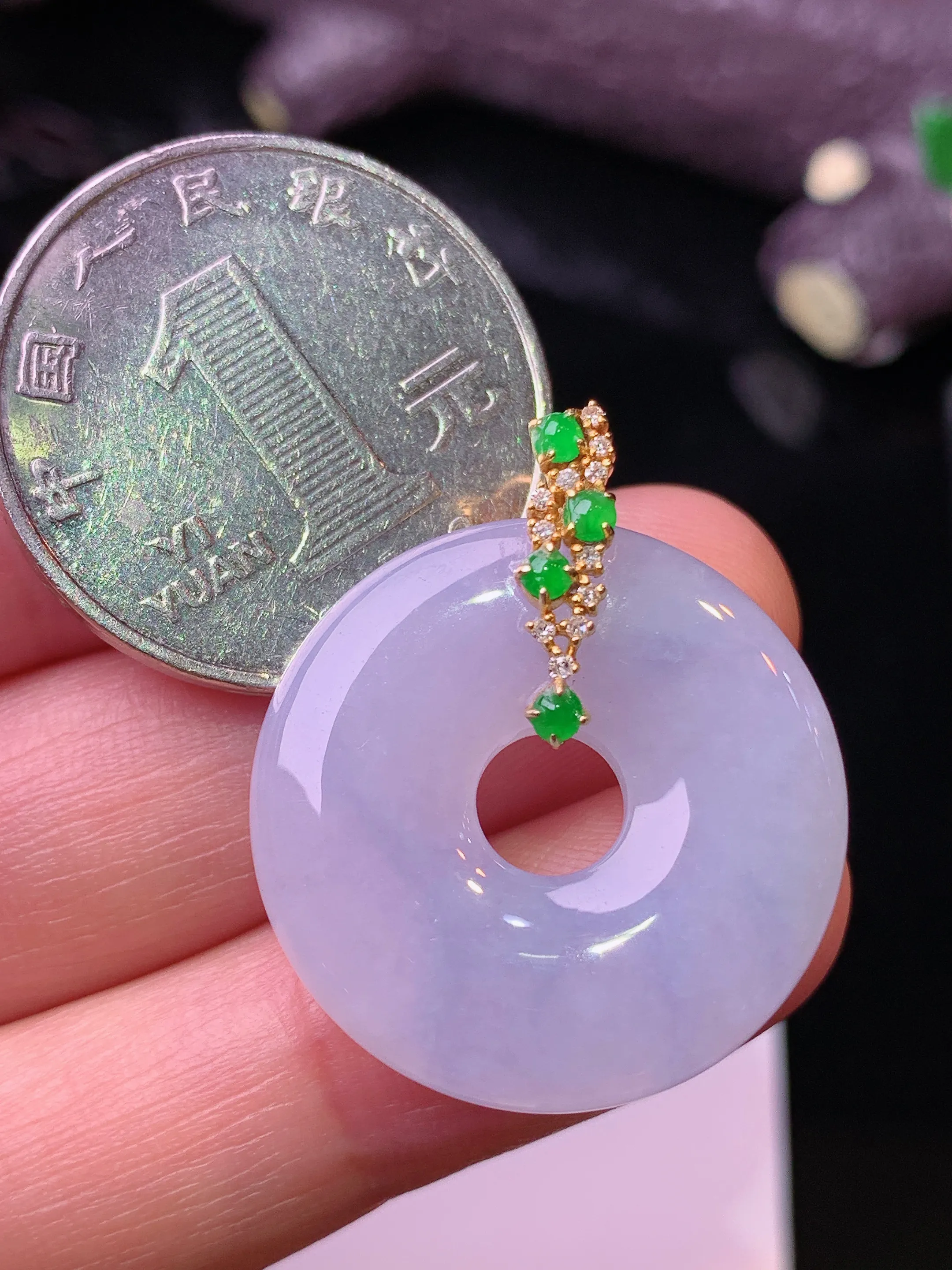 18k金钻镶嵌淡紫罗兰平安环吊坠 玉质细腻 水润亮眼 色泽艳丽 整体尺寸28.8*24.3*5.2