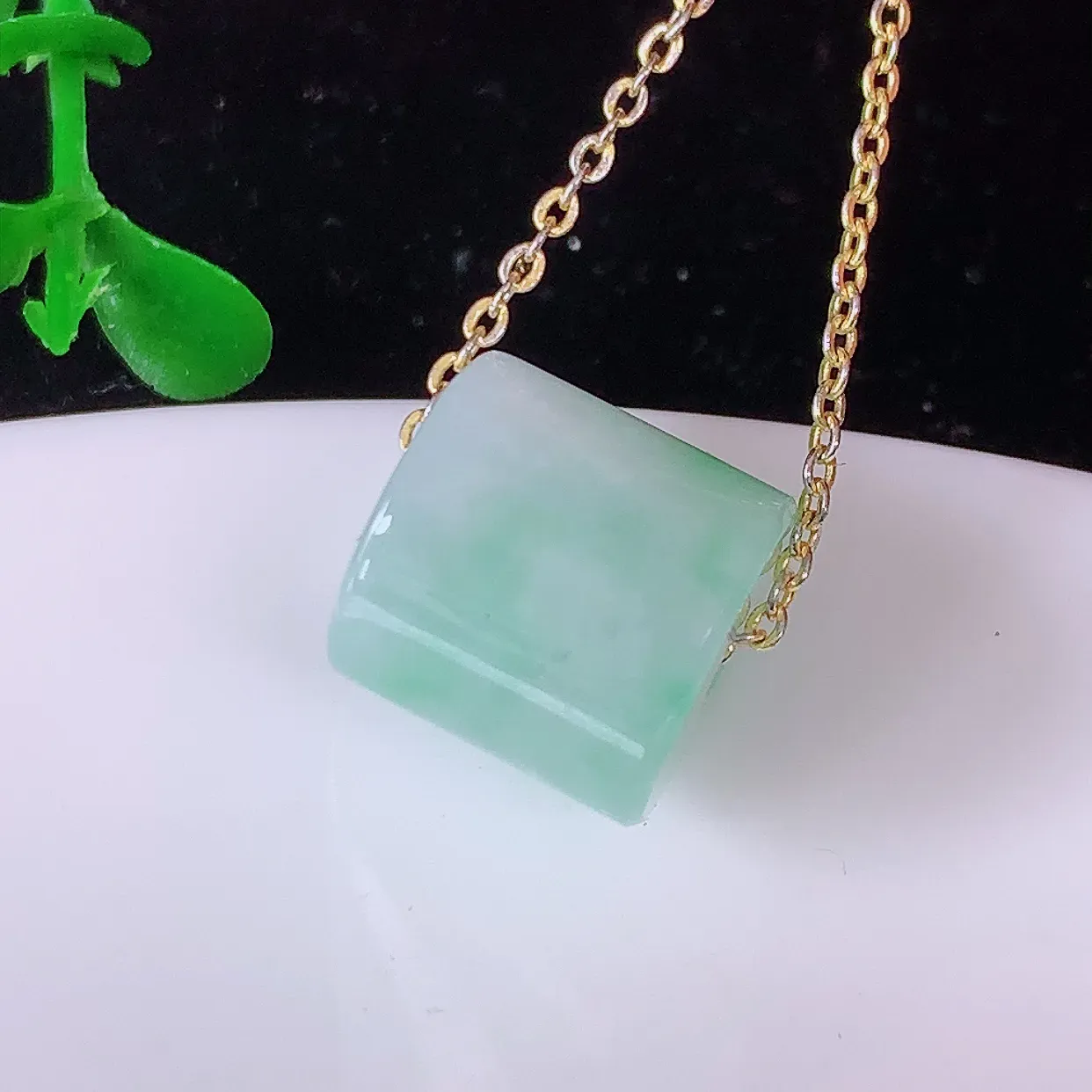 自然光实拍，冰飘绿翡翠路路通吊坠，寓意好运连连，路路畅通，经典款式，财运滚滚，路路通，佩戴效果更好！配银链子#05.9