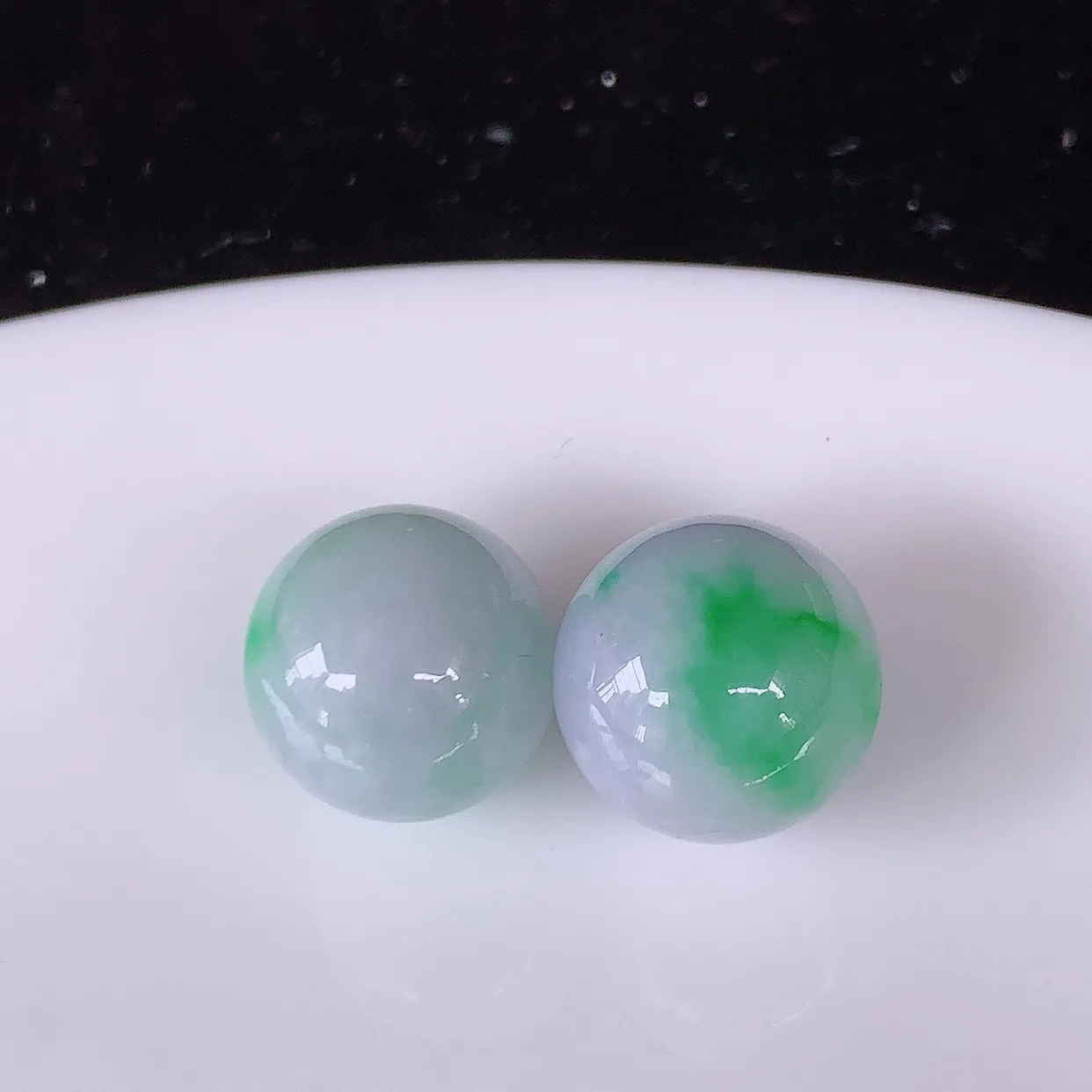 自然光实拍，冰飘绿翡翠一对圆珠、春带彩转运珠吊坠，寓意“时来运转，财源滚滚” 寓意佳，荧光灼灼，转运珠佩戴时尚优雅！#05.9尺寸11