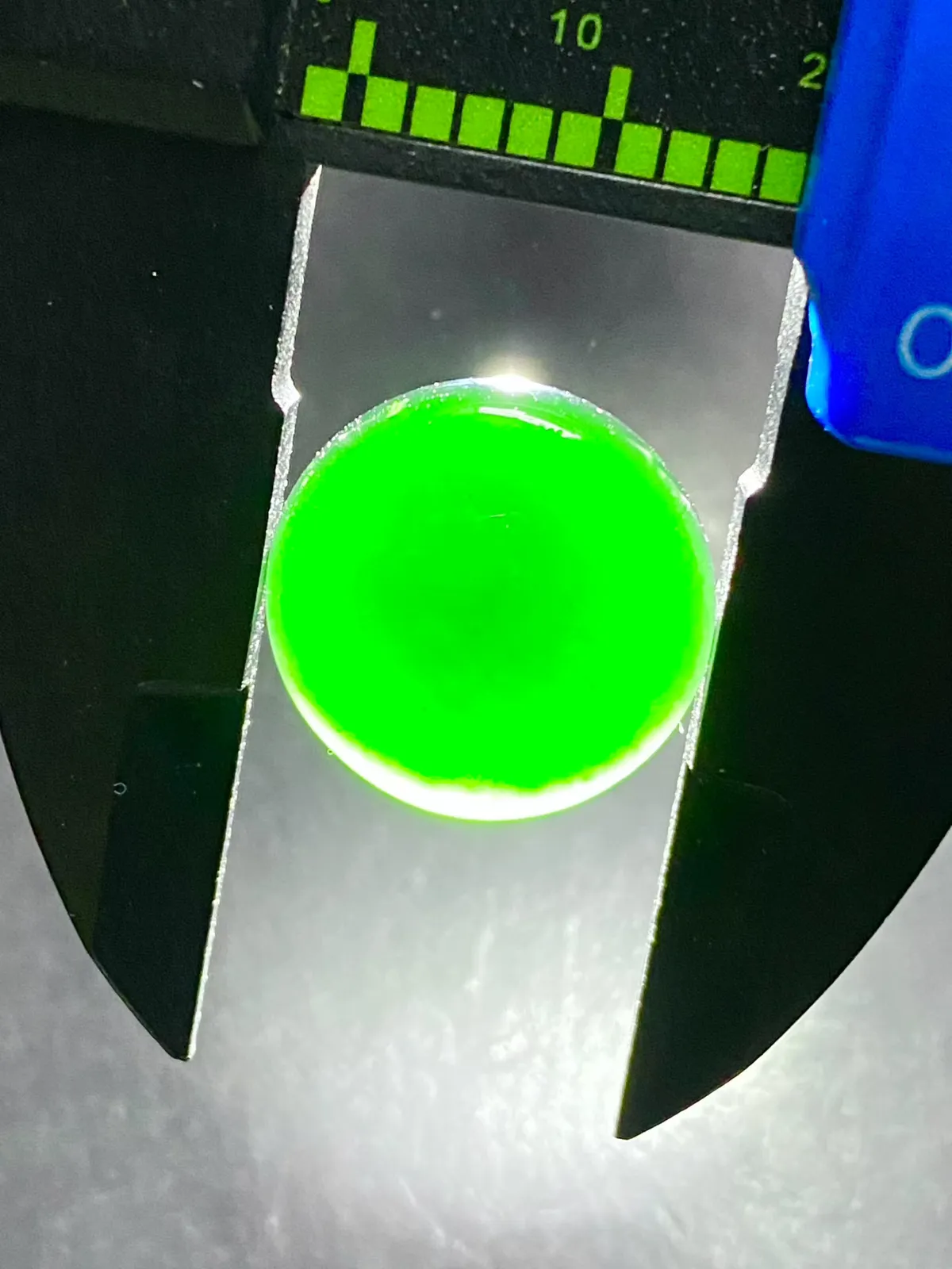 墨翠【蛋面】细腻干净，黑度好、性价比高，雕工精湛，打灯透绿‘