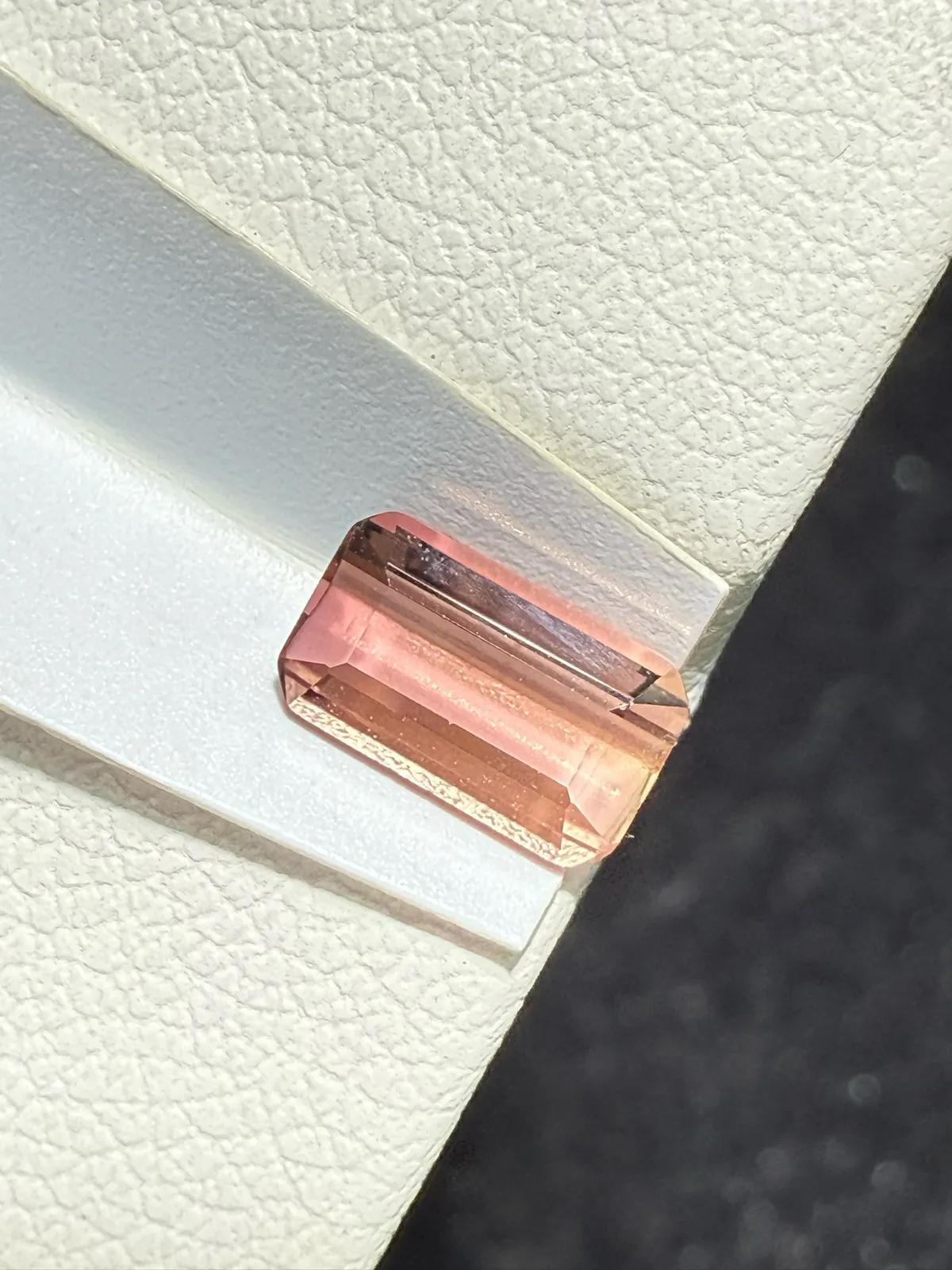 【高端珠宝】天然极美红碧玺裸石
重量: 0.725ct  规格: 7.1*4.2*2.6毫米
精湛切工，满身火彩
台面大，实物更美，可以代镶嵌设计。