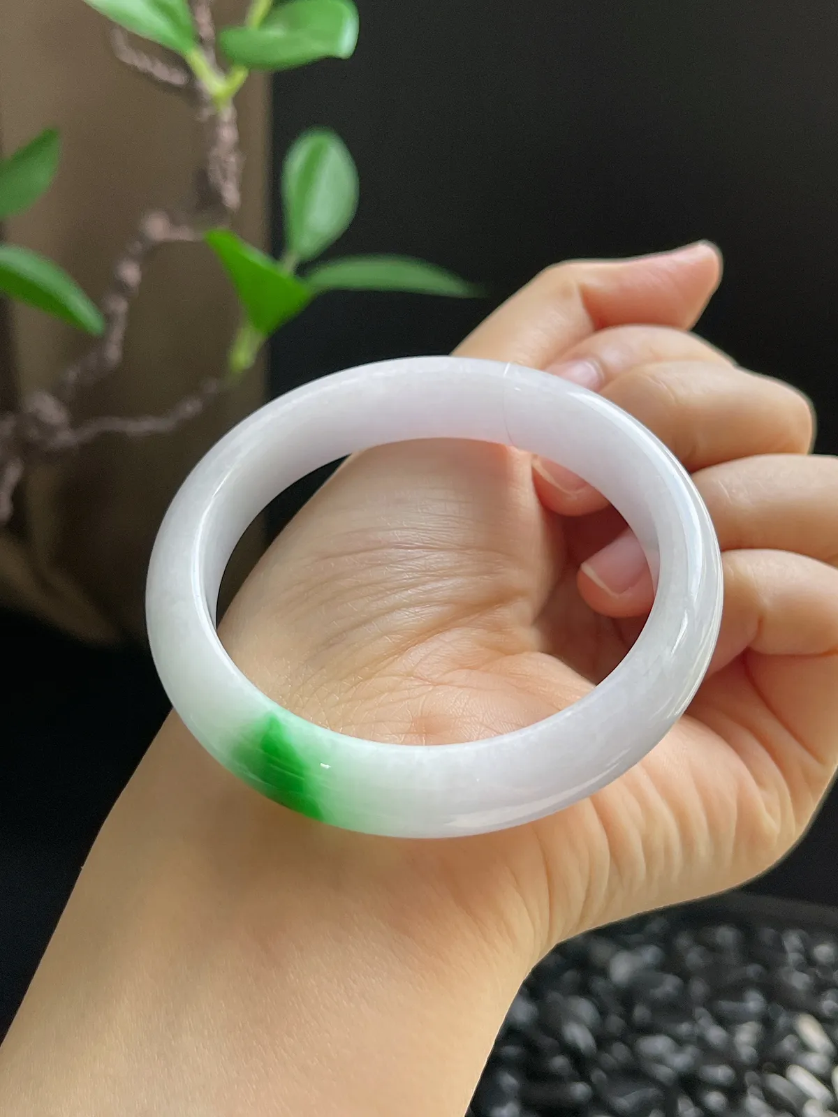 正圈52.6圈口，翡翠糯化种飘绿手镯