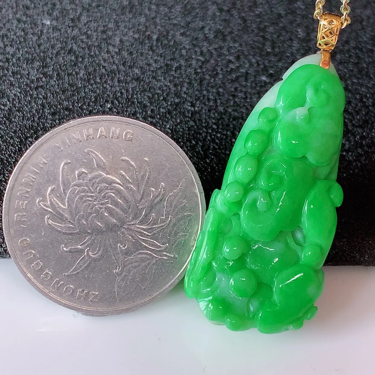 18K金镶嵌辣绿翡翠招百财白菜吊坠，百财聚来，财源滚滚，色泽鲜艳，精工水润的白菜，性价比高！#1.9整体40裸石35*15.5*9.5