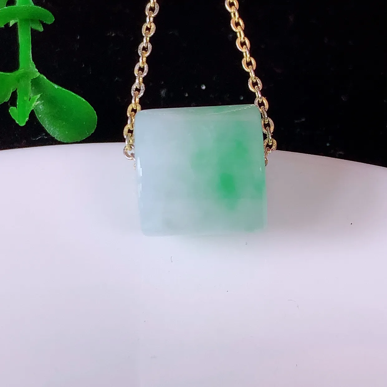 自然光实拍，冰飘绿翡翠路路通吊坠，寓意好运连连，路路畅通，经典款式，财运滚滚，路路通，佩戴效果更好！配银链子#05.9