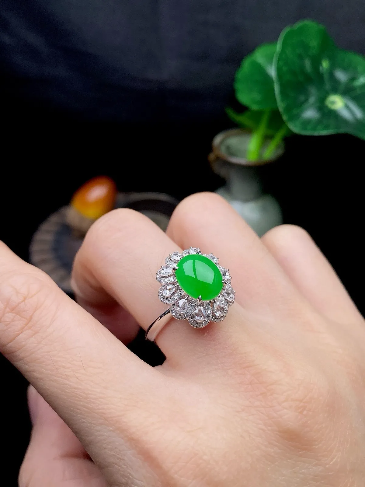 【冰种满绿蛋面戒指】种水色俱全，冰透闪亮，通透感饱满度很好，18k金钻镶嵌，裸石尺寸9.2*7.7*3.2毫米，圈口可改