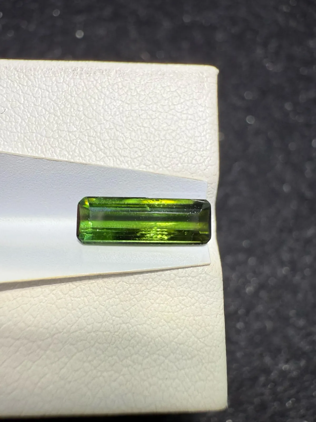 【高端珠宝】天然极美绿碧玺裸石
重量: 1.345ct  规格: 11.9*4.2*2.8毫米
精湛切工，满身火彩
台面大，实物更美，可以代镶嵌设计。