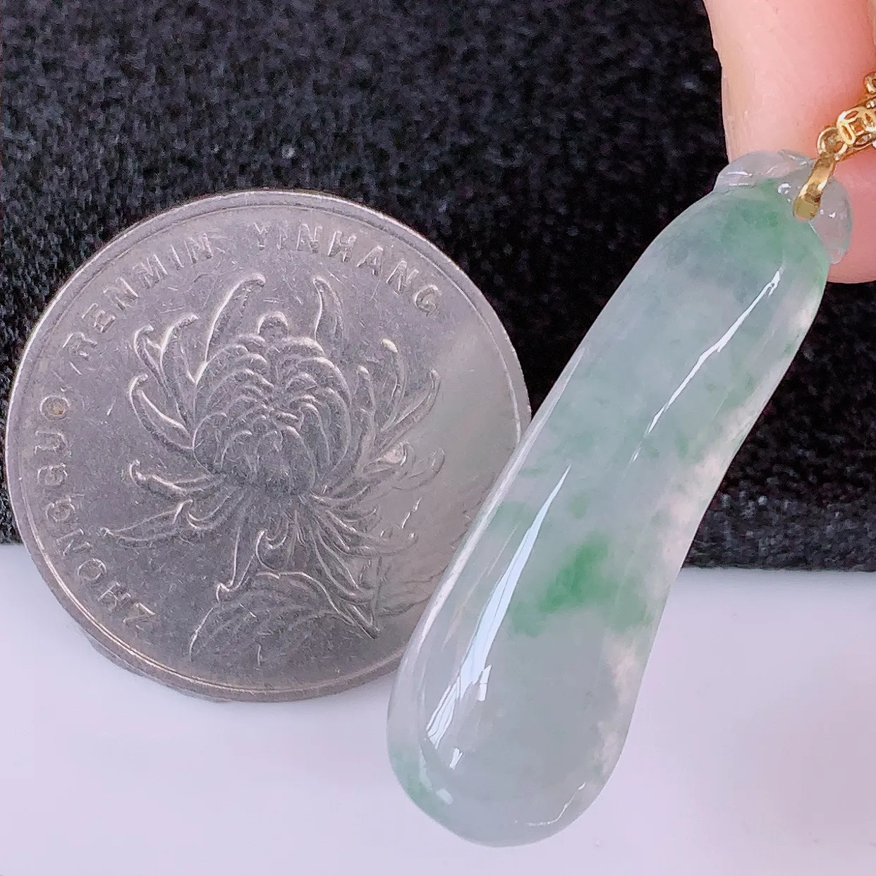18K金镶嵌冰种飘花翡翠招财福瓜吊坠，精美饱满福瓜，种水足，形态圆润饱满，福相十足 ！#1.9