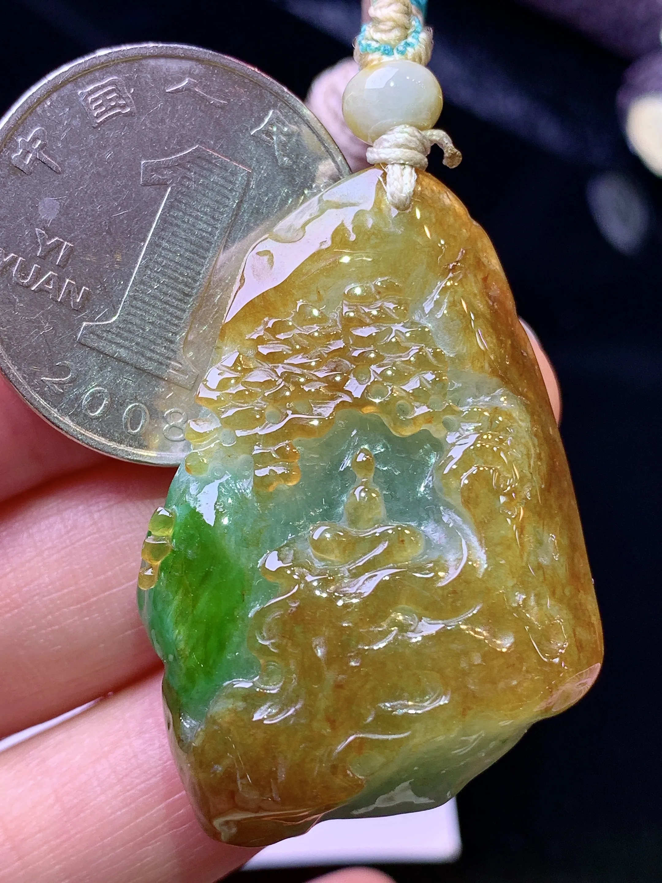 飘黄绿悟道吊坠 玉质细腻 水润亮眼 色泽艳丽 整体尺寸40.6*27.3*11.2