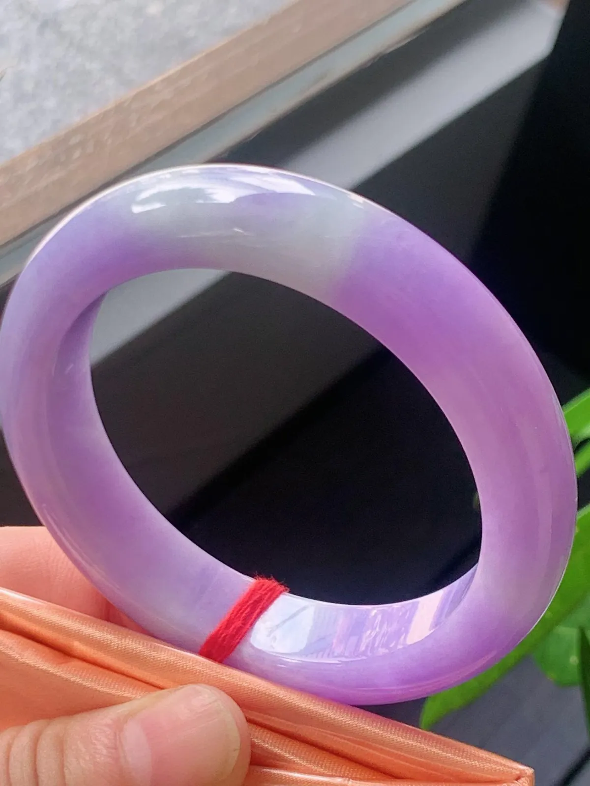 【翡翠名称】老种冰紫罗兰55.6正圈口手镯
【翡翠尺寸】适合54.5-57正圈口佩戴
【翡翠描述】宝贝种老水足，玉质细腻，色泽靓丽，性价比高，佩戴效果好！
【其它赠送】权威证书/精美挂绳盒子/支持全国复检