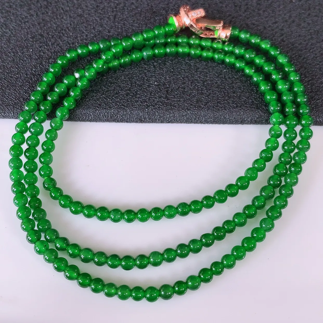 自然光实拍，冰种满绿翡翠圆珠项链  翡翠珠链 （装饰扣）玉质细腻  冰清玉润  颜色漂亮  #001