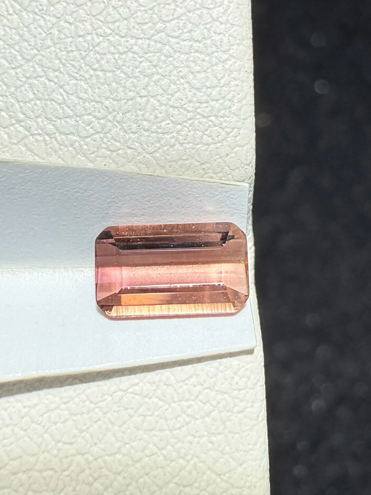 【高端珠宝】天然极美红碧玺裸石
重量: 0.725ct  规格: 7.1*4.2*2.6毫米
精湛切工，满身火彩
台面大，实物更美，可以代镶嵌设计。