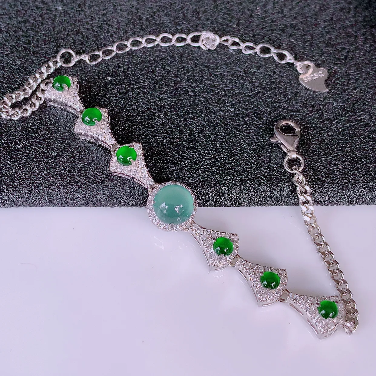 冰透满绿翡翠925银镶嵌手链，自然光实拍，翠色灵动，颜色漂亮，种老水足，品相佳，佩戴佳品！#97.9取一整体8*8*7.5裸石5.8*5.8