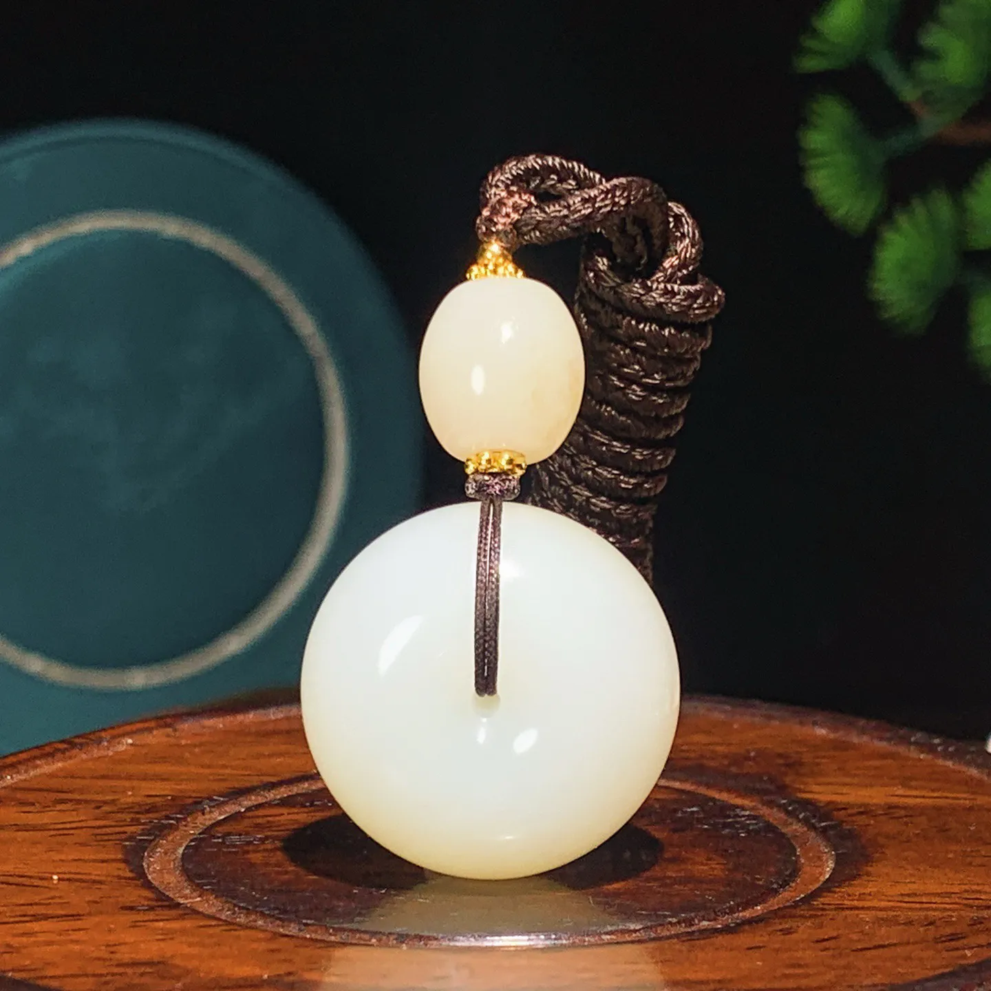 新疆和田玉糖料平安扣挂件。尺寸25/16重20克。玉质细腻油润。手推出油。佩戴高端典雅。lt251210