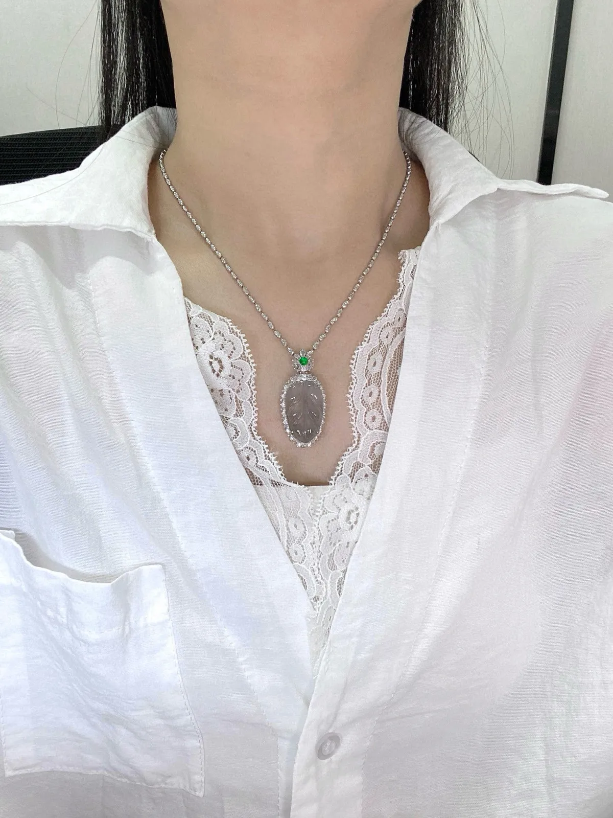 【冰种叶子】金枝玉叶，质地细腻，冰润透亮，光泽出众，18k金钻镶嵌，裸石尺寸24.6*15.2*3.7毫米