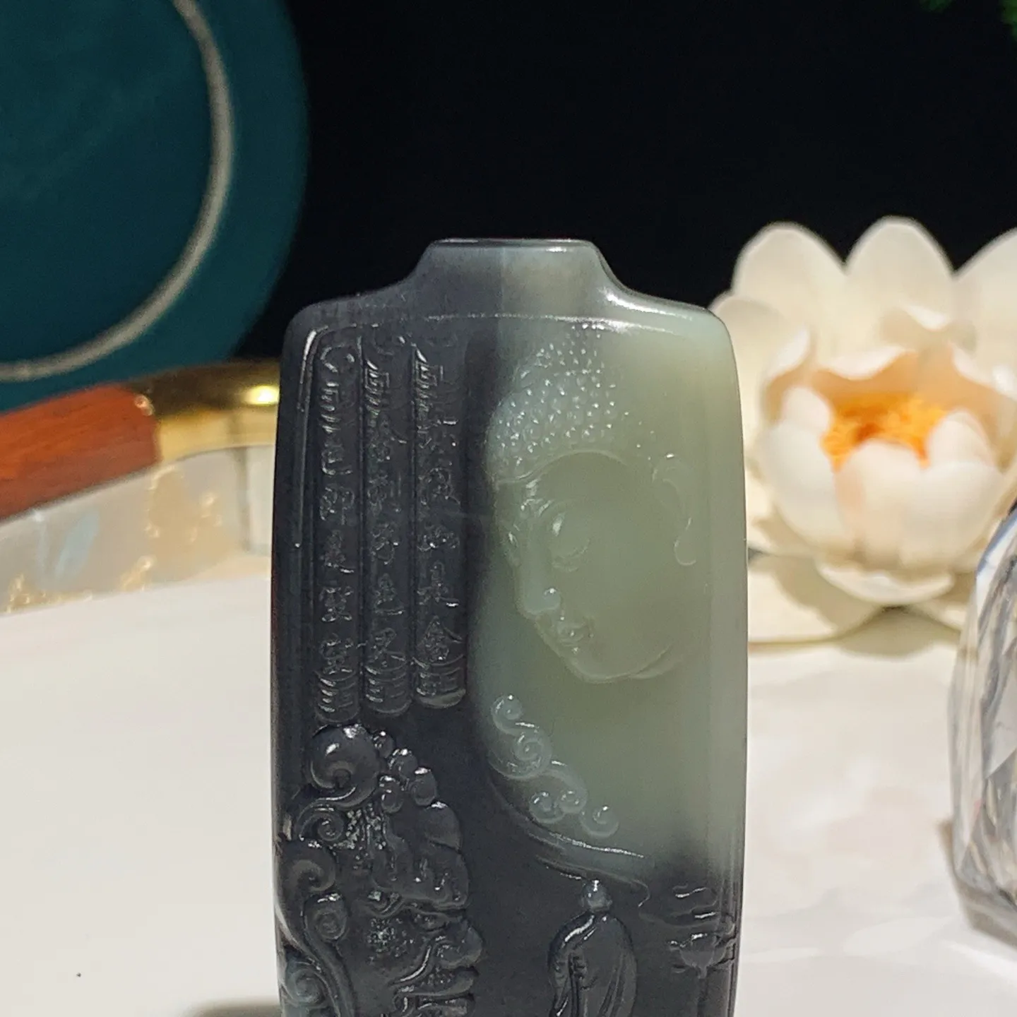 新疆和田玉青花大日如来头牌子挂件。尺寸62/34/12重66克。玉质细腻油润。手推出油。佩戴高端典雅。lt251210