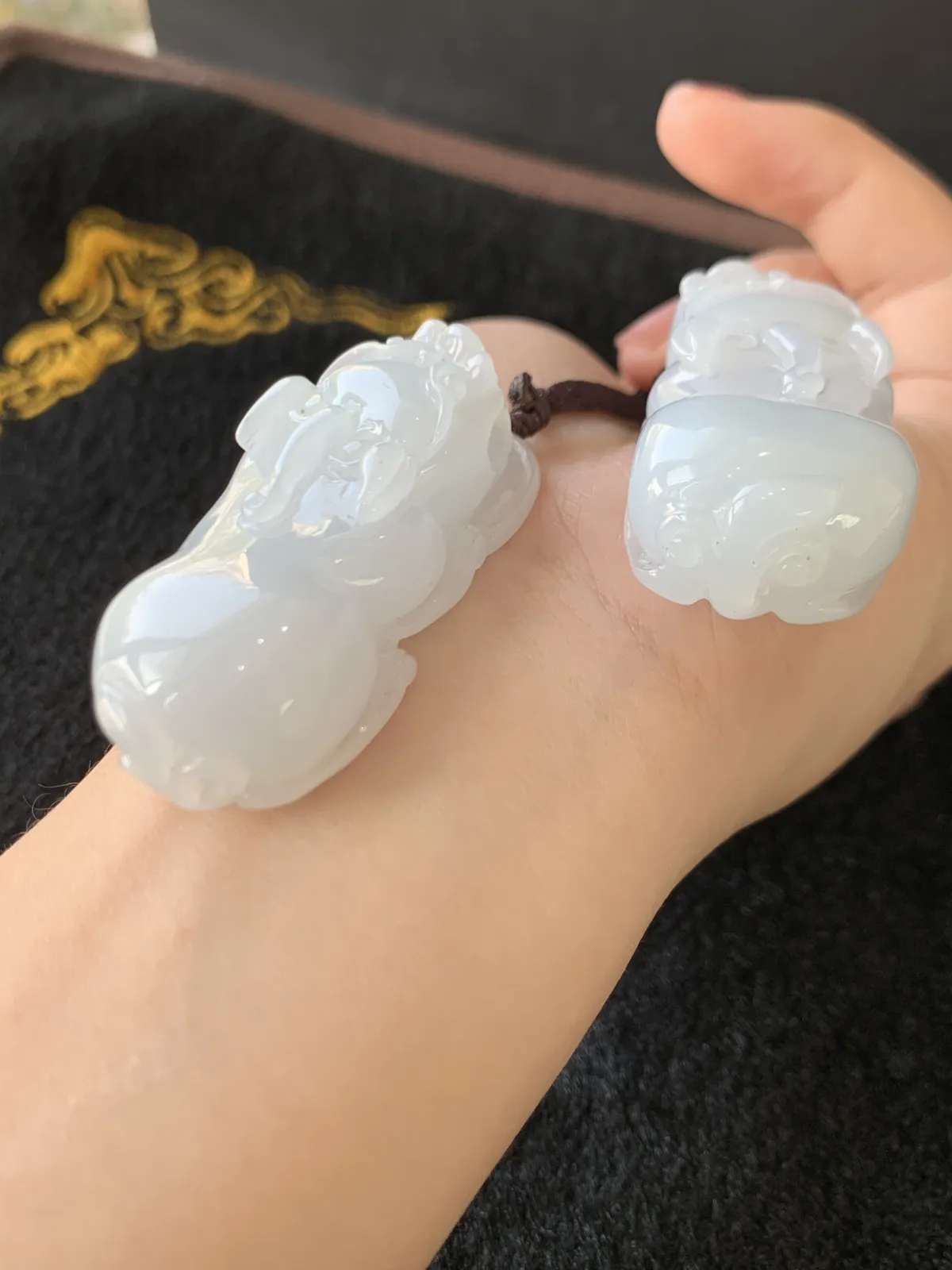 自然光实拍，翡翠A货大貔貅一对，玉质非常细腻，奶fufu的质感。尺寸48*23*15.5/49*24*15.5。招财利器，形态周正，最大吃四方，屁股饱满财运拉满。
