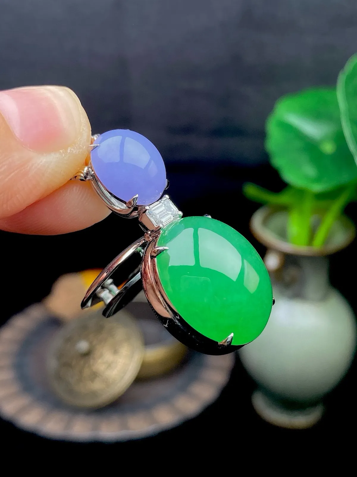 【冰种满绿蛋面吊坠】质地细腻，种水上乘，通透闪亮，晶莹剔透。18K金钻精美镶嵌，裸石尺寸10.4*9