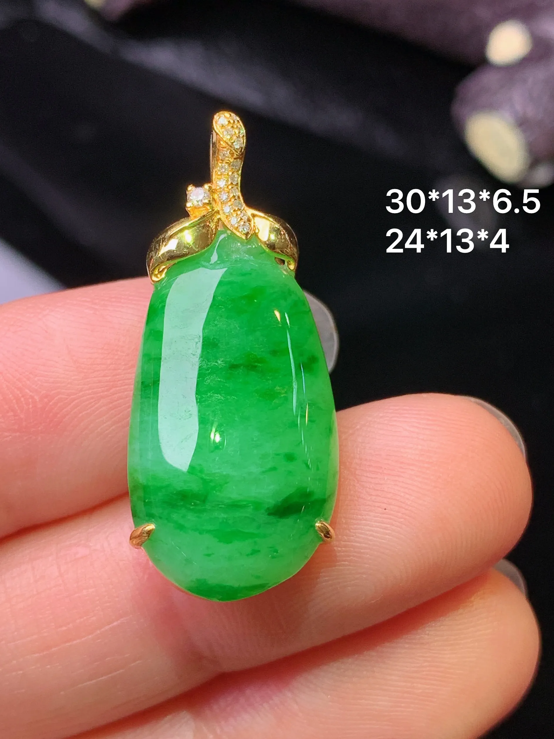 18k金钻镶嵌翠绿福瓜吊坠 玉质细腻 水润亮眼 色泽艳丽 整体尺寸30*13*6.5