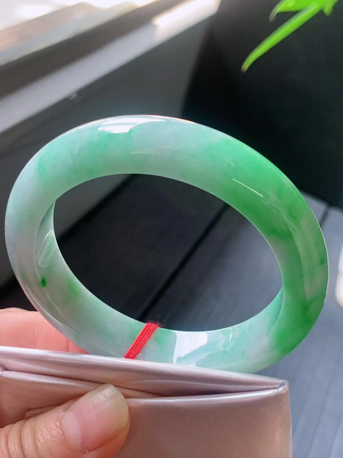 【翡翠名称】老种飘阳绿56.6正圈口翡翠手镯
【翡翠尺寸】56.6/12.9/9.3mm适合55.5-58正圈口佩戴
【翡翠描述】缅甸天然翡翠A货，种老水足，玉质细腻，色泽靓丽，性价比高，佩戴效果好！