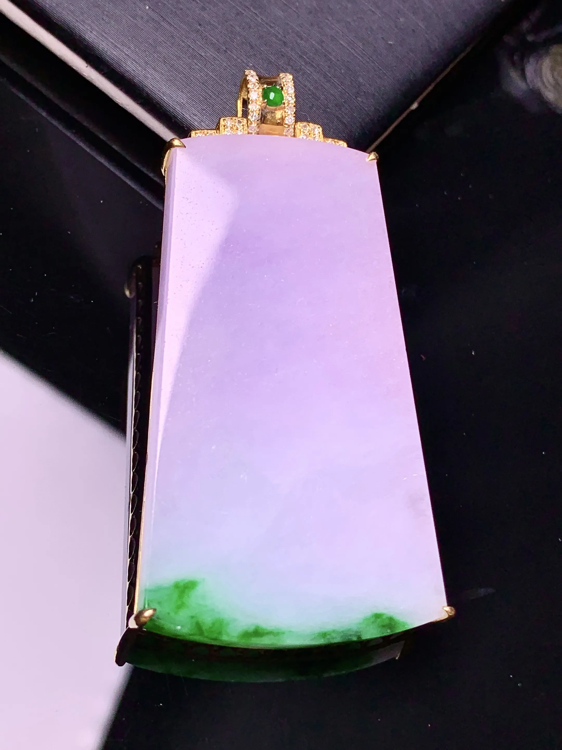 18k金钻镶嵌淡紫罗兰飘绿无事牌吊坠 玉质细腻 水润亮眼 色泽艳丽 整体尺寸53*25*6.5